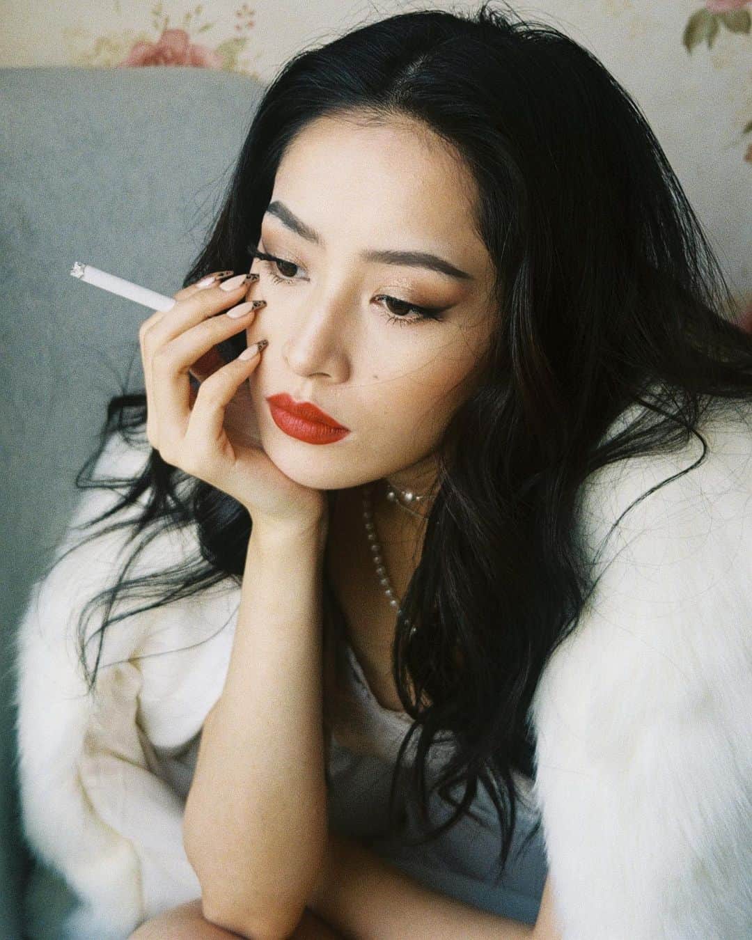 Chi Puさんのインスタグラム写真 - (Chi PuInstagram)「Love is like a cigarette, it’s fun at first, but eventually it kills you 🚬 📸: @linhluuphoto」1月17日 21時33分 - chipupu