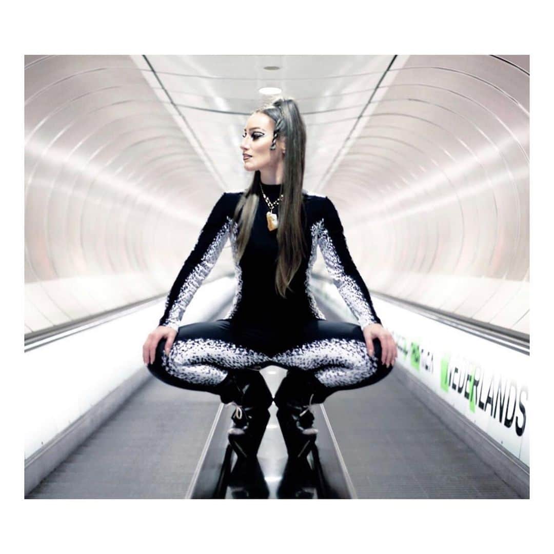 デニズテルリのインスタグラム：「My shoes on a intergalactic journey with the amazing @agnes_momirski 💥  Pic by Anna Laura Cappelletti  #denizterli #handmadeshoes #highheels #conceptualfootwear #intergelactic #spacey #artist #agnesmomirskj #art #rotterdam #ljubljana」