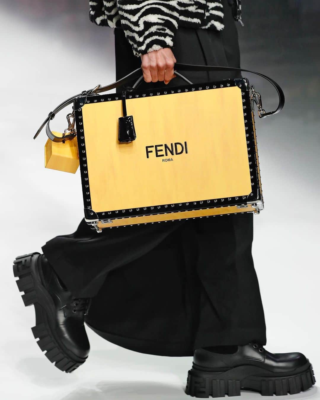 Fendiさんのインスタグラム写真 - (FendiInstagram)「Let there be color: the #FendiFW20 Men’s Fashion Show unveils the latest accessories trend.」1月17日 21時37分 - fendi