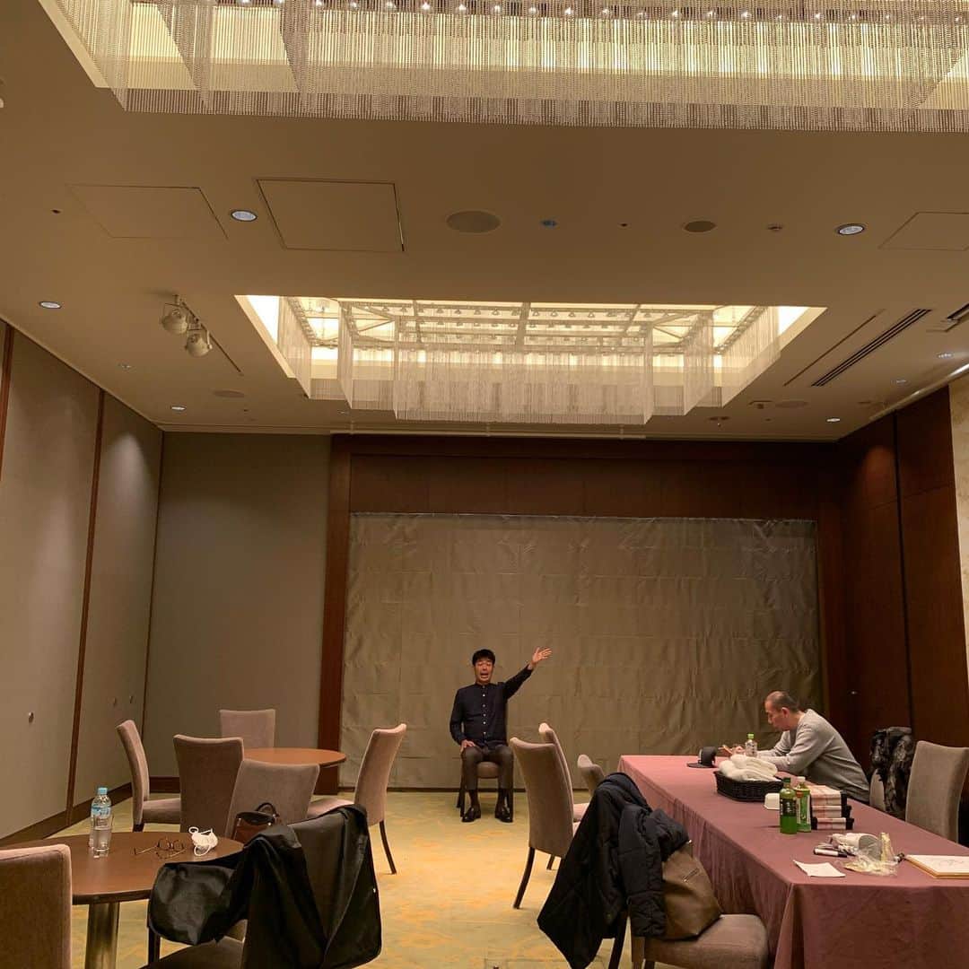 西川晃啓のインスタグラム：「気絶楽屋  豪華な控え室で気絶  #あるある探検隊#レギュラー#気絶#気絶の日々#ギャグ#営業#パレスホテル東京#超一流#ホテル#絨毯#丸の内#快適」