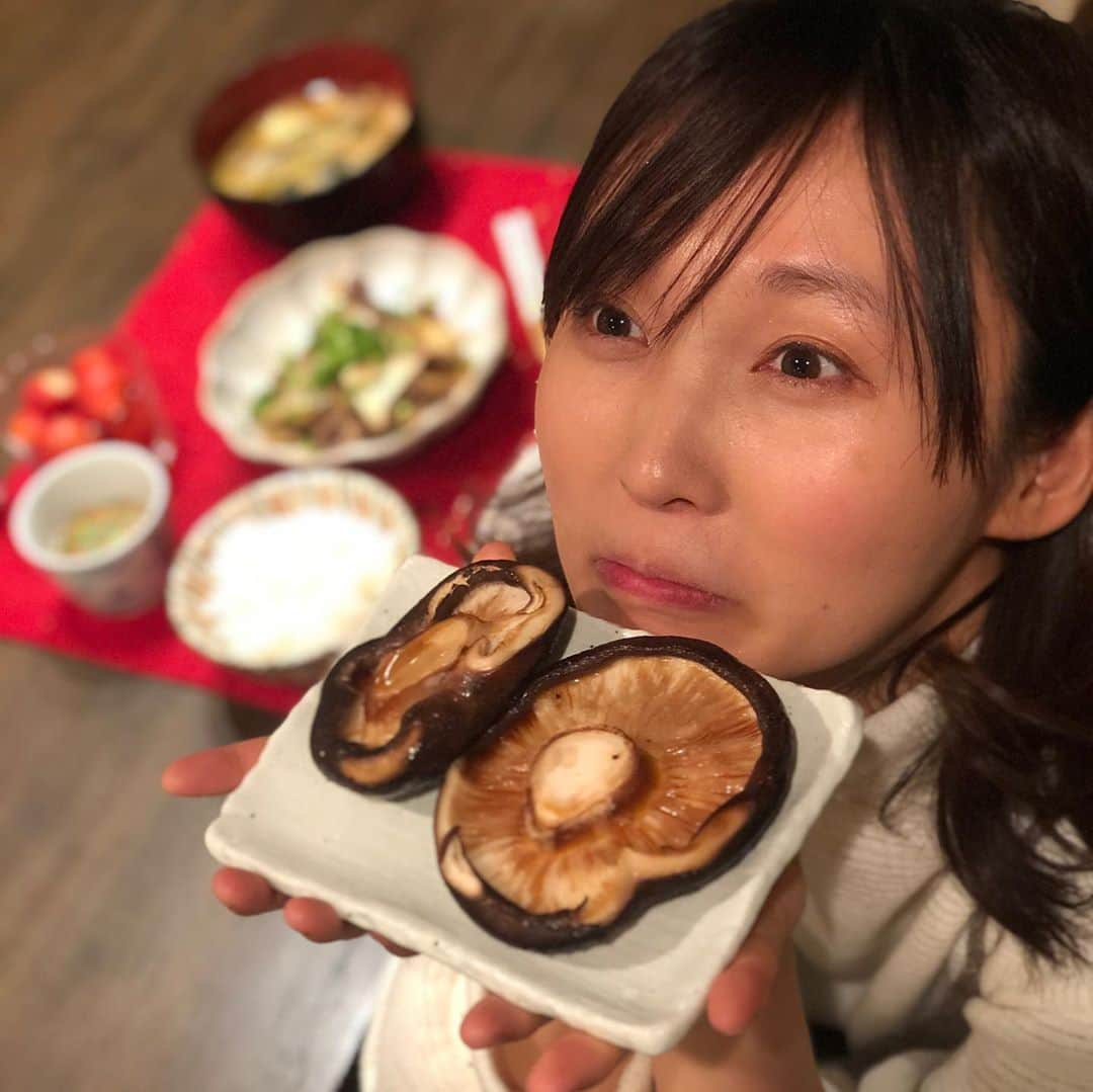 吉木りささんのインスタグラム写真 - (吉木りさInstagram)「夫の高知のお友達から頂いた巨大なシイタケが美味しすぎて唸りました…😭💕✨⠀ ⠀ #料理茶色多めですがお気になさらず😭⠀ #高知の食材が幅広いジャンルでどれも素晴らしすぎる😭#ぬか漬けは今もなおなんとか頑張ってます😭⠀」1月17日 21時40分 - risayoshiki0727