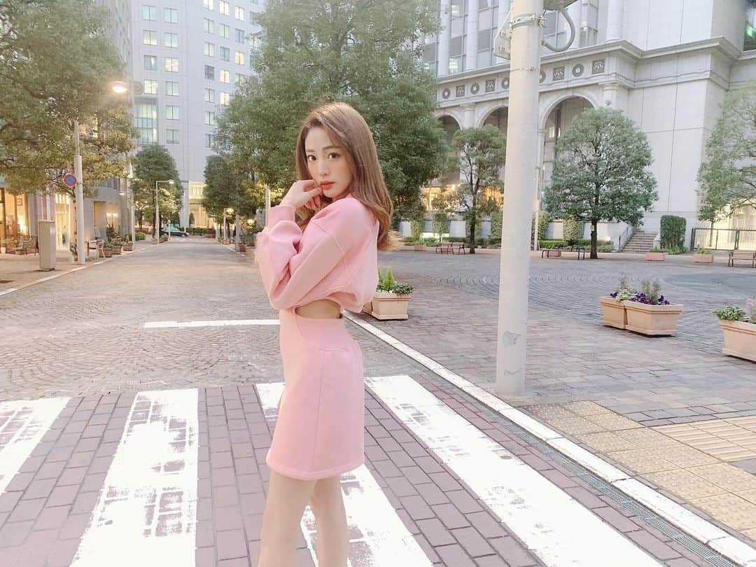 志田友美（ゆうみん）のインスタグラム：「だいぶ遅くなりましたがあけましておめでとうございます😂💓 . 写真の通りこの鬼寒な中、 背中が空いてる服を平然と着てる私…そんな感じで今年もぶっ飛んで行きたいと思います🥴🙏 . #2020年 #今年もよろしくね #志田友美 #ootd #winter #いいねちて」