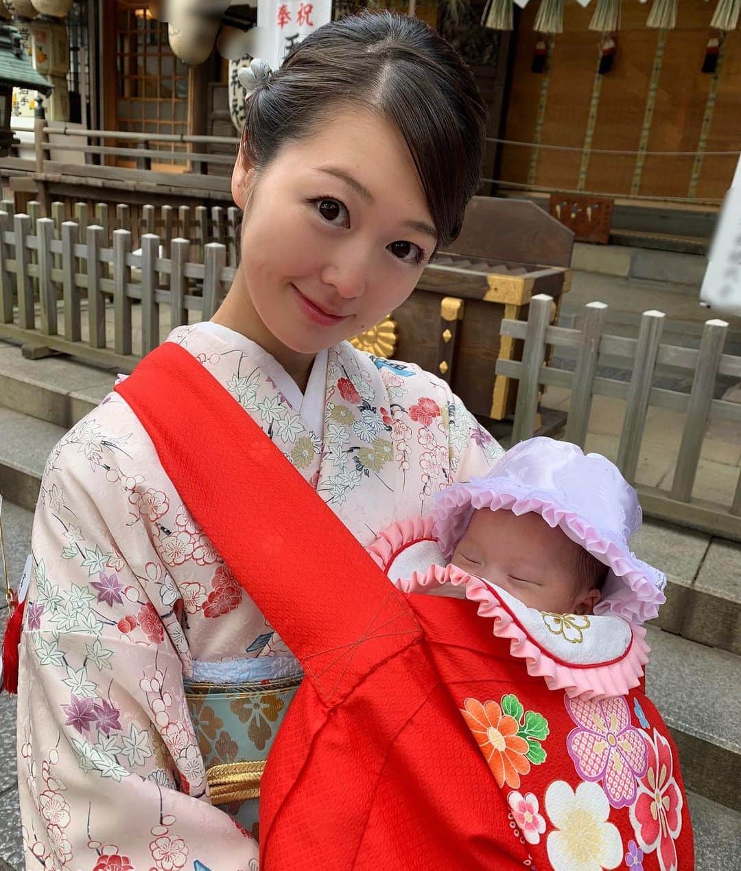 花田浩菜のインスタグラム：「よく晴れた昨日、娘の#お宮参り へ⛩ 寒いからお食い初めと一緒でもいいかな？と思っていたけれど。 里帰り中にみんなで近場でできた方がいいなと思い、生後1ヶ月の間に😊 . . 息子の時は祖母のブルーの着物を着付けてもらったので、今回は母のピンクのお着物に👘✨ 前の時はピンクかー、と思って水色にしたのですが、よくよく考えたら20代ギリギリの今着ておいた方がいいなと笑😅、丁度今回のお宮参りは女の子だし、ピンクのお着物も着ておくことができ良かったです☺️ やはり日本の文化って素敵だなあ✨着付けもできるようになりたいな。 . 息子も娘も写真撮影からお宮参りまで、半日お出かけお疲れ様でした👏娘ちゃんはほとんど寝ていたけれど、2歳の息子は大変だったー😂写真撮影は娘をあやしてくれたりちゃんとスタッフさんの言うことを聞いてとても頑張ってくれたけれど、お宮参りが待ち時間長くてかつ眠い時間と重なりぐずぐずに😭😂笑 でもそれも将来はきっと、良い思い出だろう👏🙌 1ヶ月、おめでとう✨元気に健やかに、のびのびと育ちますように。 . . 産後の顔も体もボロボロすぎて写真館でげんなりしたので😅、今年の目標はいくつかありますが、仲良しのママの影響を受け 『子供がいるからこそ、いつも綺麗を意識するママでいたい』 が豊富の一つに加わりました👍 . . #最後の動画は　 #寝ているところを写真で起こされ何だなんだの娘❤️ #このあとの撮影はお腹空いてフゲフゲモード😂 #生後1ヶ月 #女の子ママ #男の子ママ #祝い着 #着物 #育児日記 #成長記録 #2歳差育児 #2歳差兄妹 #12月生まれ  #0歳 #令和ベイビー #令和元年ベビー #赤ちゃんのいる生活 #兄妹ママ #新米ママと繋がりたい #2児ママ #ママリ  #mamagirl #ig_oyabakabu #l4l #happy #happydays」