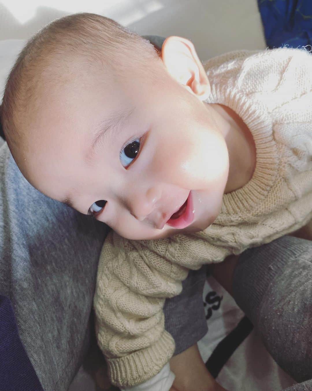 平山奈美のインスタグラム：「赤リップマストなわたしと 赤リップしてるみたいな息子🐒  今週もお疲れ様🤝 .  #息子 #男の子 #甘えん坊 #べったり #10カ月 #おハゲちゃん #ヘアースタイル #赤リップ #新米ママ #男の子ママ #ポートレート #スナップ #保育園 #お疲れ様 #金曜日 #育児日記 #高ばい #伝え歩き」