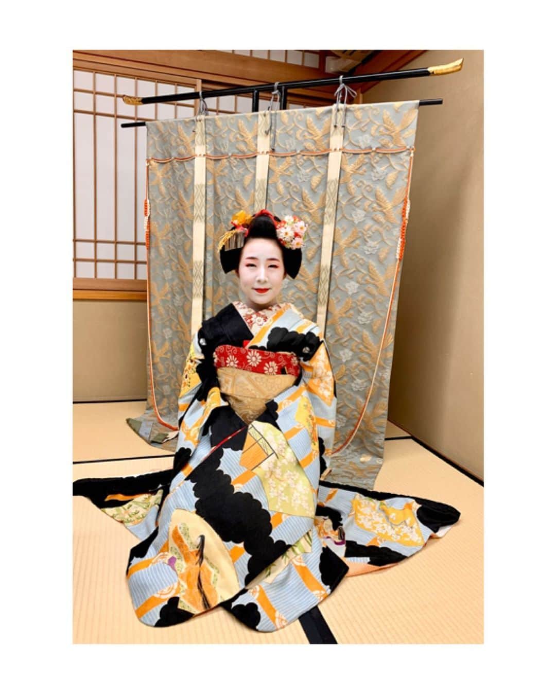 川村亜紀さんのインスタグラム写真 - (川村亜紀Instagram)「今月の君萌ちゃん。 黒紋付の正装です。 こちらの黒紋付は珍しい百人一首のようなお柄が素敵です✨可愛い💕  #お着物 や #花街 #歌舞伎 など #日本の伝統 が長く守られ受け継がれますように。 #kyoto #hanamachi  #miyagawacho #miyagawachomaiko #kimimoe  #京都 #京都花街 #宮川町 #宮川町舞妓 #舞妓 #舞妓さん #黒紋付  #君萌 #君萌ちゃん #今月の君萌ちゃん #萌ちゃん今日も可愛い  #萌ですよろしくお願いします」1月17日 12時50分 - _aki1015_