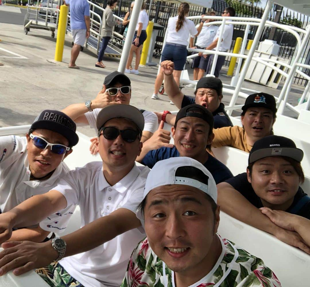 浜田雅功の旅日記さんのインスタグラム写真 - (浜田雅功の旅日記Instagram)「今日は🛥に乗って水中へ。 水中へ！？ さてこの笑顔が… 浜田さんが見る先には… お楽しみに。  #浜ちゃん後輩と行くハワイ島で休日 #浜田雅功 #ライセンス井本 #どりあんず平井 #どりあんず堤 #サカイストまさよし #チーモンチョーチュウ菊地 #プラスマイナス岩橋 #天竺鼠瀬下 投稿者平井」1月17日 13時04分 - hamachankyuzitsu