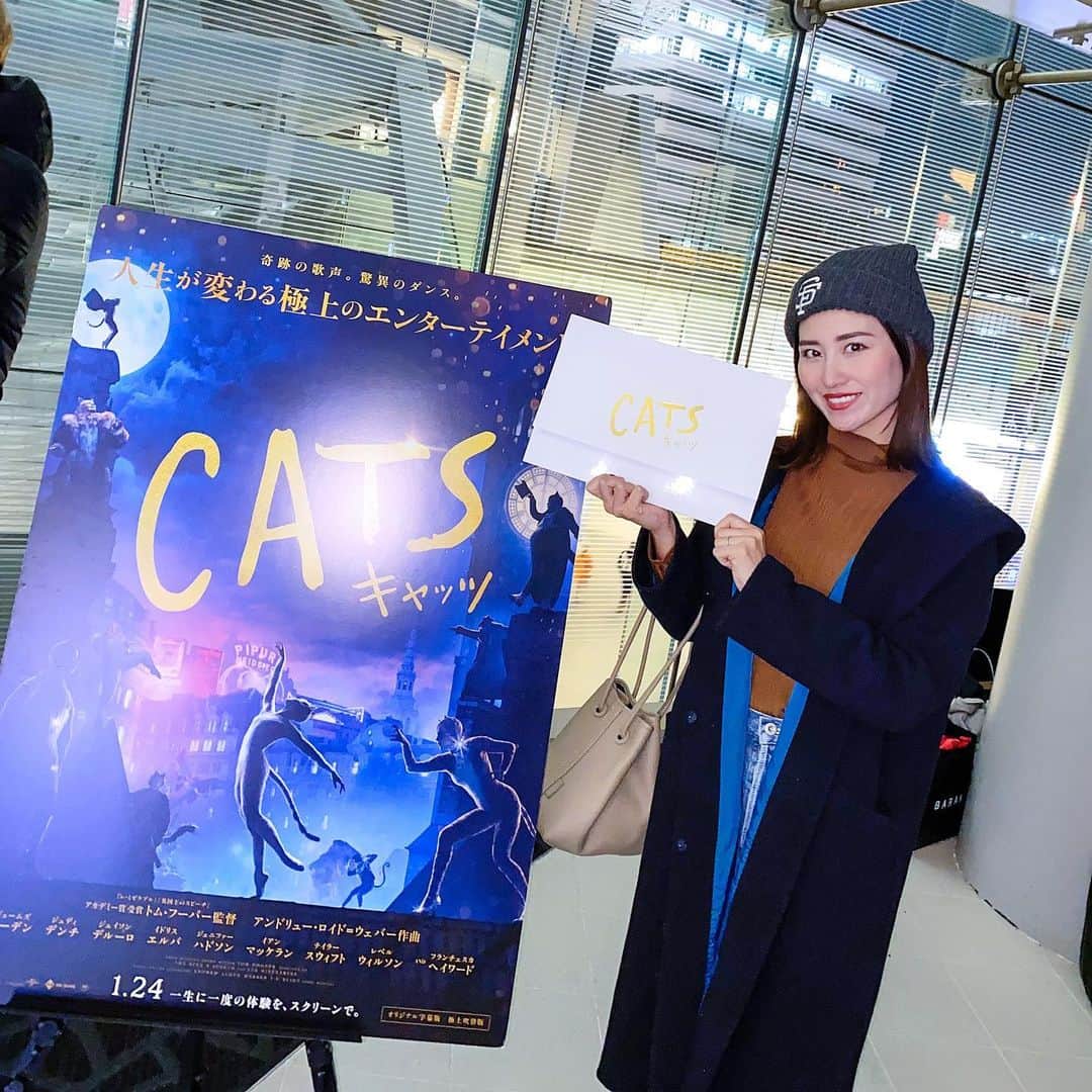 Ayaさんのインスタグラム写真 - (AyaInstagram)「1月24日公開映画CATSの 試写会に行ってきました👩🏻❤️ . 世界累計観客動員数81000万人を記録した 大ヒットミュージカルを映画化🎬 日本公開も1万回を記録したミュージカルで 2020年大注目の映画🎬✨ . 色んな個性的なCATSがいて 歌やダンスがかっこいくて 観ててとても楽しかったぁ❤️ 歌声が素敵やったなぁ🎵 ミュージカル好きの方は是非🥰✨ . . 今回は字幕版だったので 吹き替え版も豪華声優が沢山出演するみたいなので もう一度観てみたいです☺️☺️ #映画キャッツ #キャッツ好きと繋がりたい #pr」1月17日 12時57分 - aya__fit