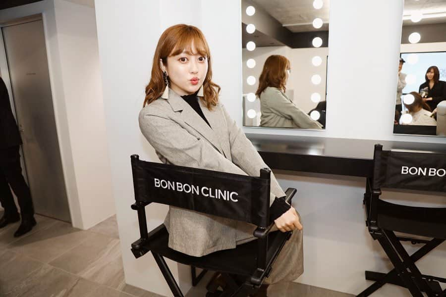 菊地亜美さんのインスタグラム写真 - (菊地亜美Instagram)「. 新しく銀座にOpenした @bonbonclinic さんのレセプションパーティーに行ってきました🏥💐 クリニックの内装がとーってもオシャレで、今までのイメージとは全然違う新しい美容皮膚科クリニック✨ メニュー豊富だし最先端な機械も沢山あって、私もまた近々予約して行く予定😋 超おしゃれなのでみなさんも是非🥰 . その後はみんなですっぽん&フカヒレのお店へ😋🍽 同じテーブルだったお久しぶりの杏奈さん&悠里ちゃんと、いつもの久美子と📸笑 とーっても美味しかったし楽しかった〜💓 #bonbonclinic #ボンボンクリニック#beautyclinic」1月17日 13時06分 - amikikuchi0905