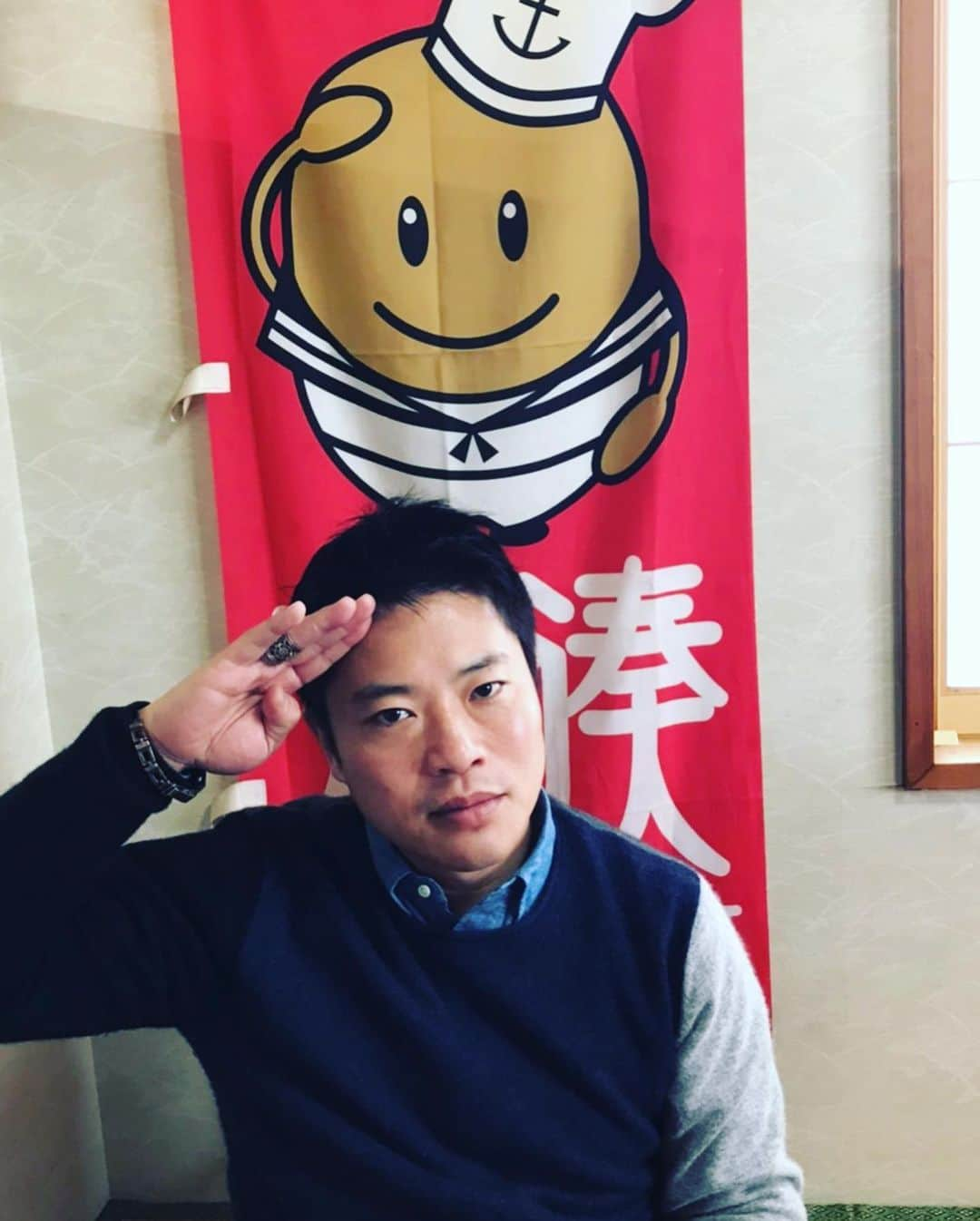 栗原心平さんのインスタグラム写真 - (栗原心平Instagram)「むつ市に戻りむつドライブインさんへ。ガメラレーダーを模したガメ丼や海上自衛隊第25航空隊のカレーに認定された海自カレー、カリカリの唐揚げがたっぷりのsora空などなどおいしいもの盛り沢山。もっとゆっくりしたかった…ガメ丼食べ切りたかった…そう、また来ればいいのよ。また来よう！オーナーの鳥山さんが北斗の◯に出てきそう。そして年下www #栗原心平　#青森　#青森県　#海自カレー　#ガメ丼　#sora空　#海軍コロッケ　#大湊海自カレー　#下北半島魅力発信　#北斗の拳　#むつ市 #むつドライブイン」1月17日 13時07分 - shimpei_kurihara