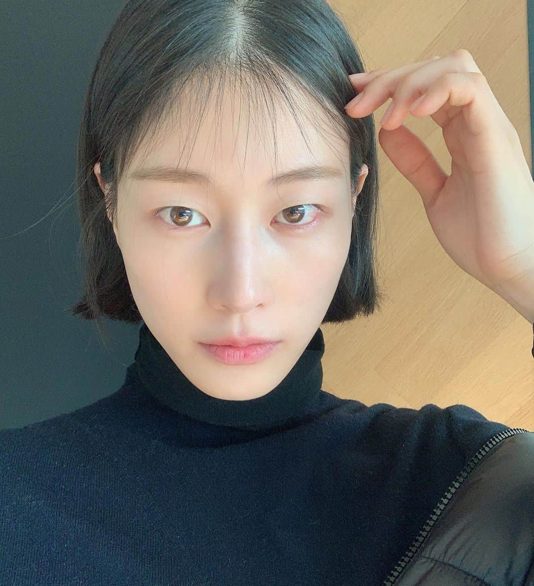 イ・ヒョニさんのインスタグラム写真 - (イ・ヒョニInstagram)「앞머리 자른거 아님 “자란”거임 #어느날갑자기앞머리가자라났다 #잔머리가너무길어서앞머리가됨 #잔머리쳐피뱅」1月17日 13時09分 - lee.hyunyi