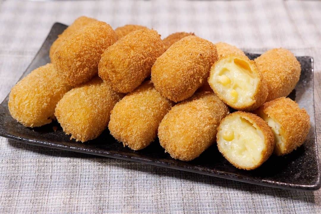 かっちゃんねるさんのインスタグラム写真 - (かっちゃんねるInstagram)「お弁当・冷凍食品の定番🌽！﻿ ﻿ 「ミニコーンクリームコロッケ」（１６個分）﻿ ﻿ ・玉ねぎ（みじん切り） 1/4個・ホールコーン 60g・バター 20g・薄力粉 大さじ2・牛乳 150ml・粉末コーンスープの素 1袋・塩こしょう 適量﻿ ﻿ ・薄力粉、溶き卵、パン粉（細かめ） 適量﻿ ﻿ ﻿ ◎フライパンにバターを溶かし玉ねぎを炒める→薄力粉を入れ馴染んだら牛乳を少しづつ加えのばす→粉末コーンスープを加え弱めの中火で加熱しとろみをつける→ボタッとなる程度までとろみがついたらバットに20✕8cmになるように入れ冷蔵庫で冷やし固める→固まったら16等分し薄力粉をまぶす→溶き卵とパン粉を2度付けする→170〜180℃の高温で1分半ほど揚げる。﻿ ﻿ お弁当の定番のコーンクリームロッケのような甘さのある美味しいコーンクリームロッケです☺️﻿ ﻿ 溶き卵とパン粉を２度付けして、高温でサッと揚げることでパンクを防ぎ、綺麗に仕上がりますよ✨﻿ ﻿ #コーンクリーム #コーンクリームコロッケ #クリームコロッケ #コロッケ #コロッケ弁当 #弁当 #再現レシピ #料理 #料理動画 #﻿レシピ ﻿」1月17日 13時11分 - kattyan1011