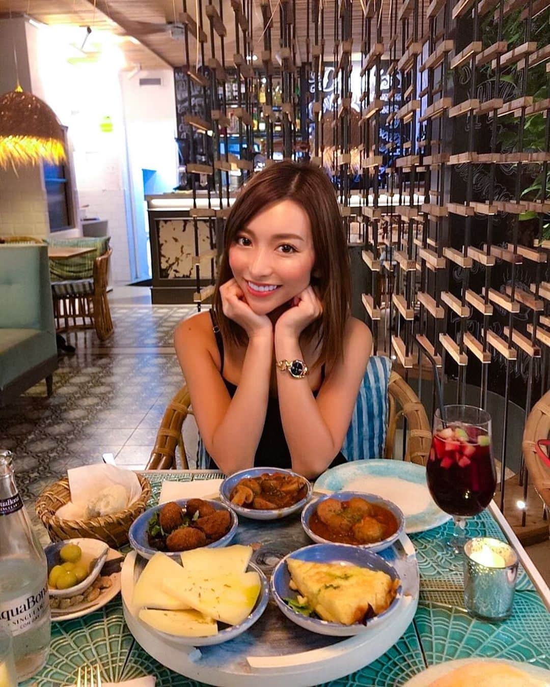 のインスタグラム：「Ibiza✈︎Majorca🇪🇸 🎥Video👉 昔からの旅友なみちゃんとタパス🍽😋💕 . . . #tapas #restaurant #palma #mallorca #mallorcaisland #majorca #spain #spain🇪🇸 #europa #travel #travelphotography #travelgram #traveling #travelling #travelblogger #traveltheworld #travelingram #instatravel #instatraveling #ヨーロッパ #旅行 #旅 #旅行好き #旅行大好き #旅行好きな人と繋がりたい #旅好きな人と繋がりたい #マヨルカ #マヨルカ島 #スペイン #スペイン旅行」