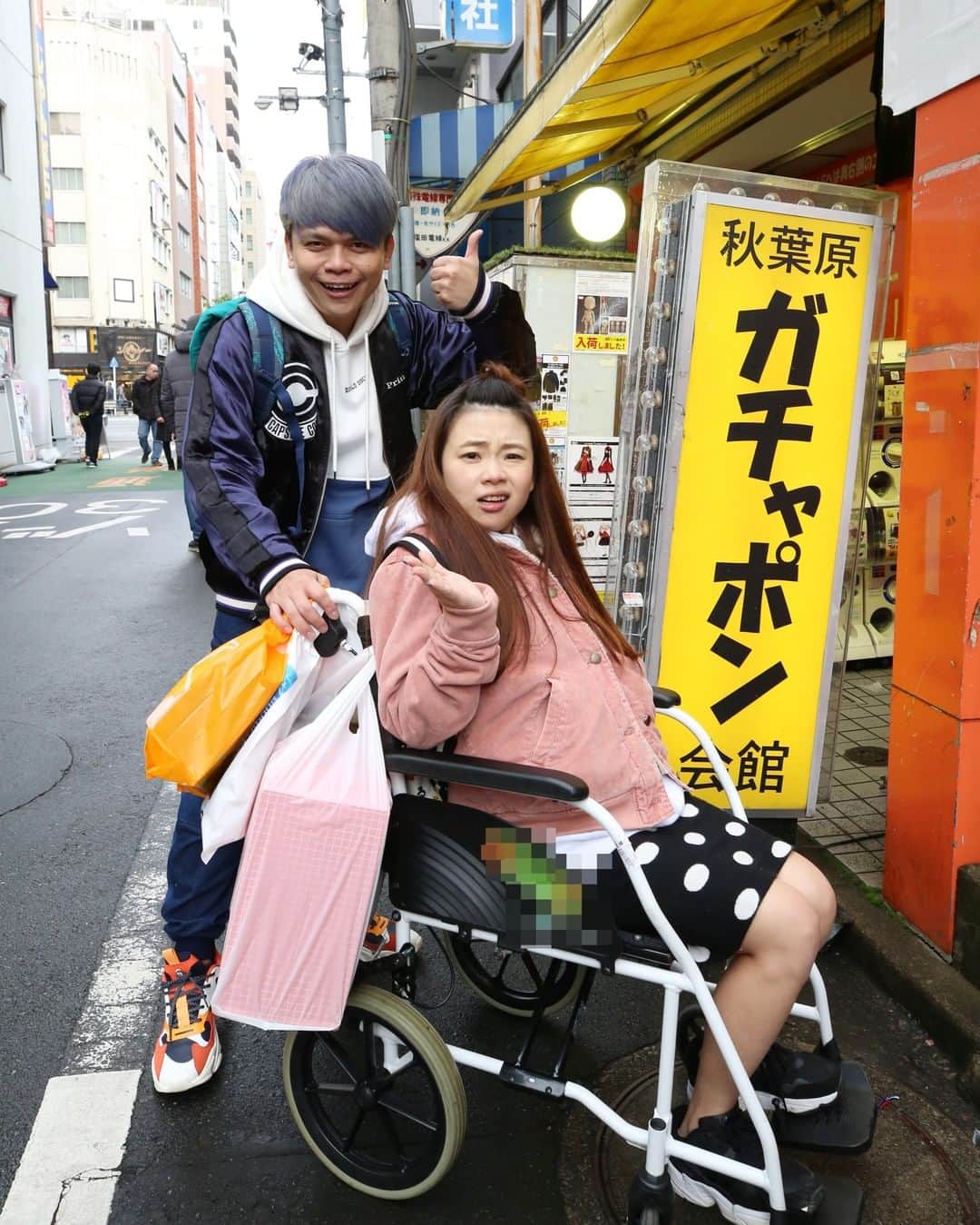 蔡阿嘎さんのインスタグラム写真 - (蔡阿嘎Instagram)「二伯生產前，最後一次出國拍片工作!!! 把輕便輪椅推去日本，就不用走路啦~(貼心) - 然後就把沒行動能力的二伯...推到秋葉原陪我買七龍珠...哈哈哈😆😆😆 - @tsaigray2018 - @tsaipopo2020 - @2uncle987 - #蔡桃貴 #蔡阿嘎 #蔡波能 #嘎嫂二伯 #Taiwan #YouTuber #tsaigray2018 #tsaipopo2020 #那些盒子都是蔡桃貴的玩具啦 #真的啦真的啦」1月17日 13時15分 - yga0721