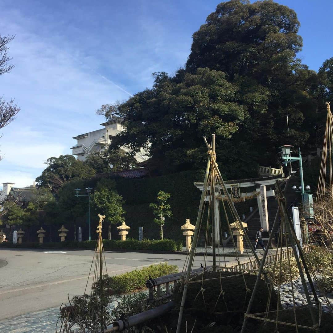 笑福亭恭瓶のインスタグラム：「この時期の北陸の空とは思えない。 ここは加賀 山代温泉。 雪も全く見当たらない。 この日のためにスタッドレスタイヤに換えたのになぁ。ちょっと残念…。 #笑福亭恭瓶 #山代温泉  #ほのぼの亭」