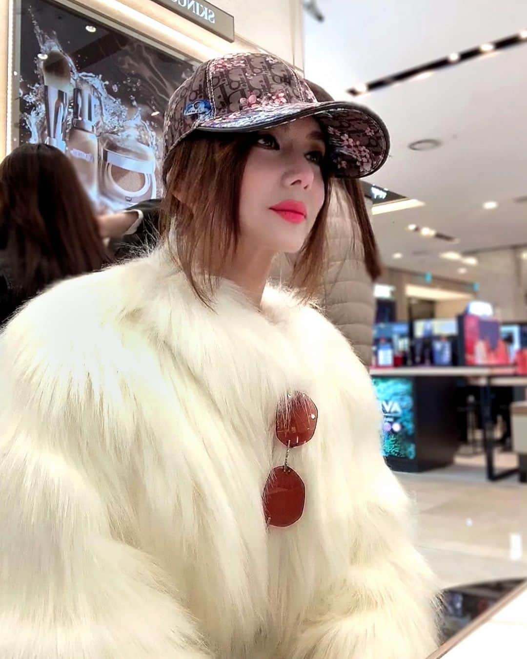 이미아 Mia Lee 李 美兒のインスタグラム：「My hubby said. "You look like a Polar Bear in Coca-Cola Ad." I responded "Are you my anti-fan?" But I have to admit that I do not exercise in this winter which makes me feel like hibernating.  P.S. A gossiper is someone who talks about others; and a conversationalist is someone who talks about him/herself.  남편이 요즘 퍼코트만 입으면, ‘팽수’ 닮았다고 합니다.  겨울이라 아무래도 (운동 가서 옷 입고 벗는게) 귀차니즘을 핑계로 운동을 예전처럼 하고 있지는 않아^^ 살이 찐 이유도 있을 것 같습니다.😪 참, 저는 최근 남편과 영어로 대화하려고 하는데... 남편이 한국에 오래 살아서 영어가 잘 안돼 🤷🏻‍♂️하면서 정작 외국인들 만나면 잘하기만 합니다. 남편~ ‘님편’이라고 혹시 들어보셨나요?😅😁 PS (추신) 수다쟁이는 남들 얘기를 하는 사람이고, 대화를 잘하는 사람은 당신 얘기를 하는 사람이다. - 🇺🇸 속담」