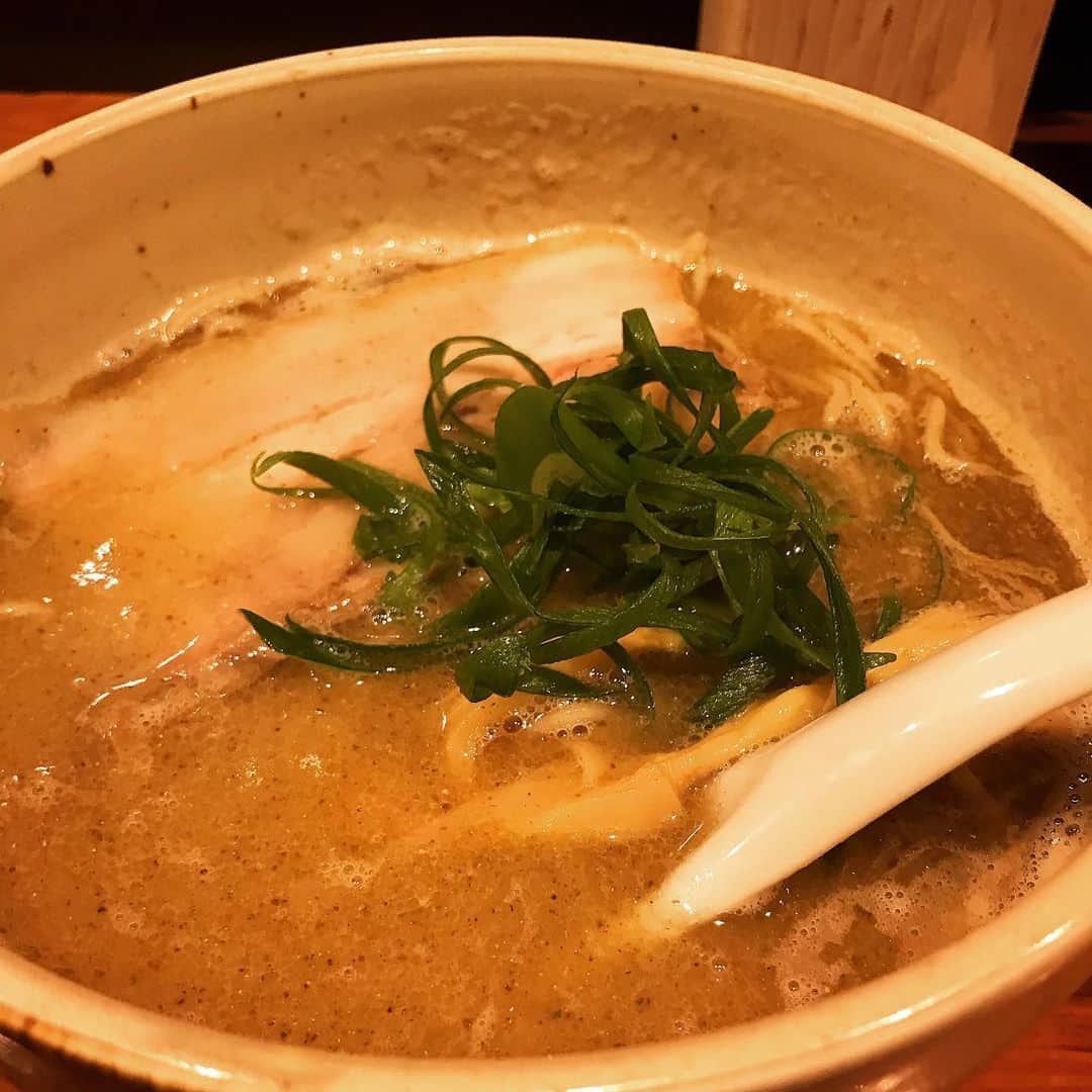 桜井誠のインスタグラム：「久々に三茶の臥龍で麺活 軍鶏白湯麺NI BO SHI トロッと濃厚な軍鶏の白湯スープに、煮干しの粗い魚粉で旨味ブースト！ レンコンを練り込んだ麺がこれまたナイスな食感でうま〜 お酒も飲めるし、夜に軽く一杯飲みながら1日の疲れを癒せる素敵なお店。 #麺活　#ラーメン　#ramen」