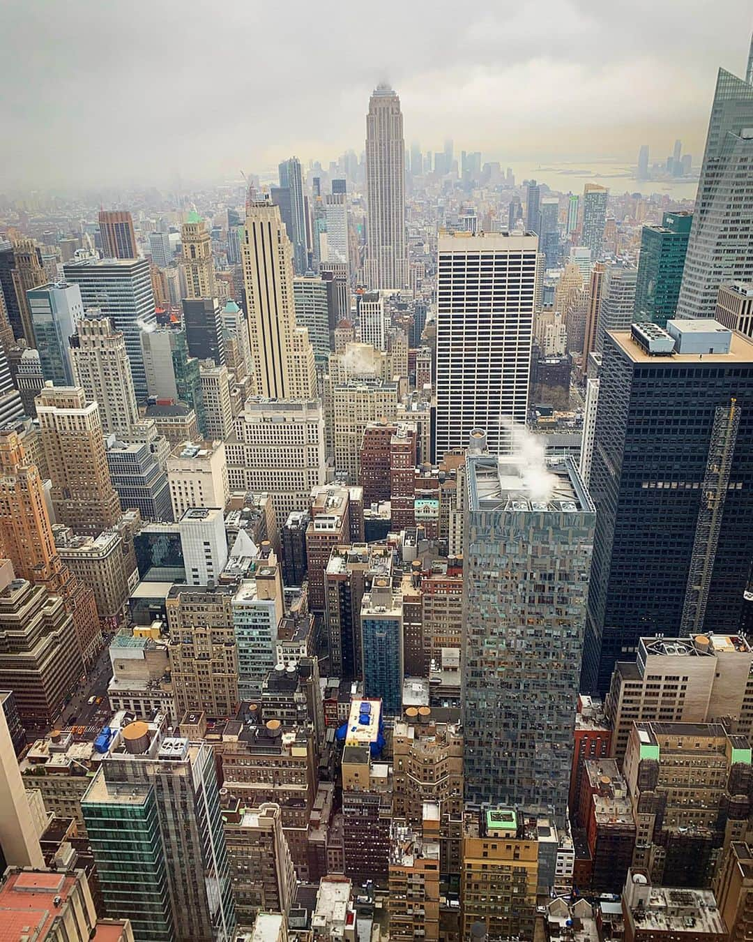 北村彩乃のインスタグラム：「. I would never get tired of this view 🗽🏙🇺🇸 . 曇りやったけど、ずっと見てても飽きない😌☁️ . . #topoftherock #manhattan #nyc #newyorkcity #instatravel #travelgram #travelphotography #traveltheworld #travelholic #travellover #rockfellercenter #viewfromthetop #ニューヨーク #ニューヨーク旅行 #トップオブザロック #ロックフェラーセンター #タビジョ #タビジョと繋がりたい #旅行好きな人と繋がりたい #海外旅行好きな人と繋がりたい #景色好きな人と繋がりたい」