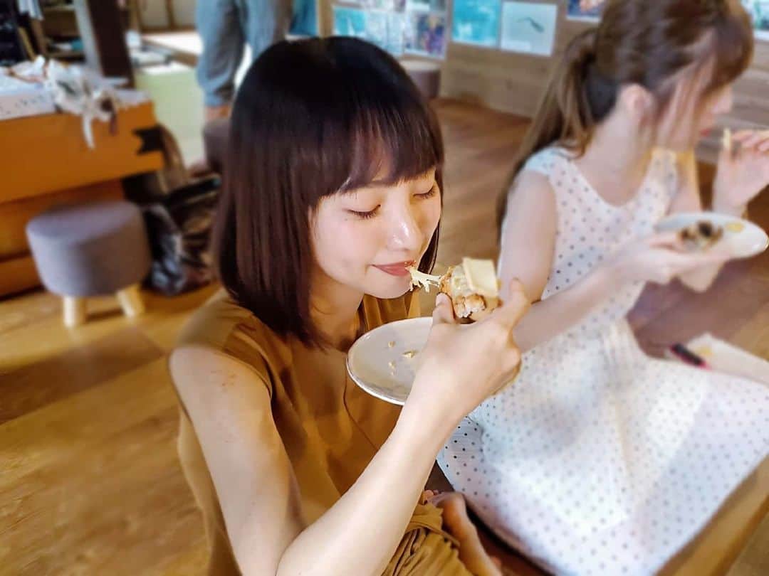 のインスタグラム：「_______ #niigata . . . ○昨年ぶりの #新潟 とっても楽しみだなぁ💞 . . ○#地炉 で焼いて食べた #米粉バゲット すっごい美味しかった♡ ほんのり塩味のきいた温泉卵と チーズをサンドすると更に最高🥰 . . . #renaotravel #renaotravel_niigata #新潟ガストロノミー #新潟女子旅 #新潟のつかいかた #新潟観光 #ガストロノミー #食景色 #日本海美食旅」