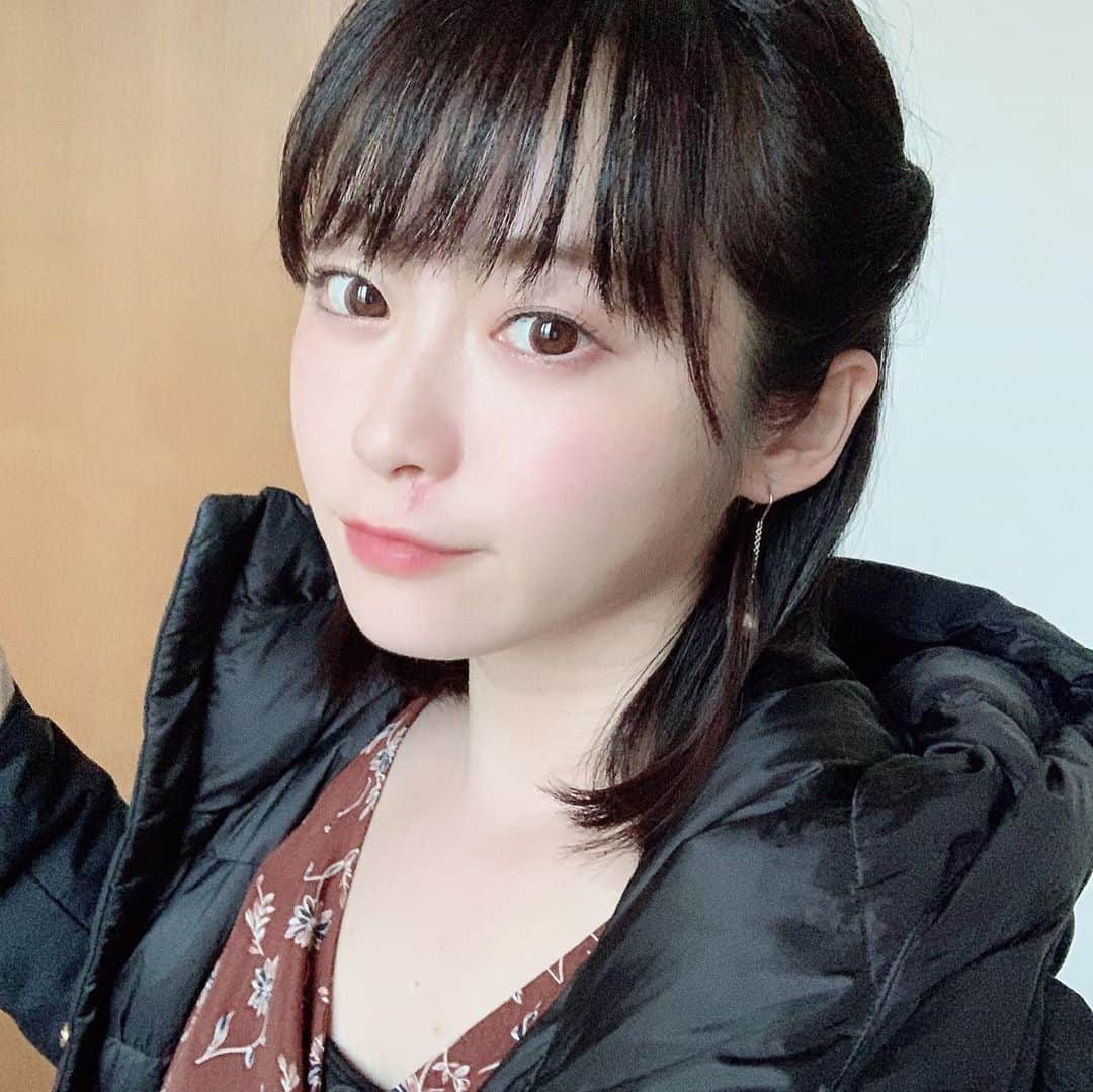 本谷亜紀さんのインスタグラム写真 - (本谷亜紀Instagram)「今年も山形ロケが無事に終了😊私の中の冬の風物詩🥺何も実績無かった8年前、事務所にも所属してない私を起用してくださり本当にありがとうございます😭 ㅤㅤㅤㅤㅤㅤㅤㅤㅤㅤㅤㅤㅤ 去年よりも明らかに噛まなくなったので、ロケが巻いて終わりました！これは明らかに17ライブで毎日配信してるからかなと。ライブ配信は本当に大変だけど、こうやって結果に現れてるのは嬉しいな👍普段自信が無い私も、これだけは誇れる特技かもしれません。 ㅤㅤㅤㅤㅤㅤㅤㅤㅤㅤㅤㅤㅤ それにしても雪の無い山形は不思議な気分でした。。今回はノスタルジアさんに可愛い衣装をお借りしました🎉明日からは名古屋ロケです❗️ ㅤㅤㅤㅤㅤㅤㅤㅤㅤㅤㅤㅤㅤ 1日三杯とかラーメン食べ続けても夜は夜でご飯美味しくておにぎりとかたくさん食べました😁日本酒の宝庫すぎて最高。。山形、、好きです。。👏 #ノスタルジア　@nostalgia_jp #テレビロケ　#ラーメンロケ　#ご当地ラーメン　#山形麺遊記　#パパイヤ鈴木　さん」1月17日 14時03分 - akichi0518_ramen