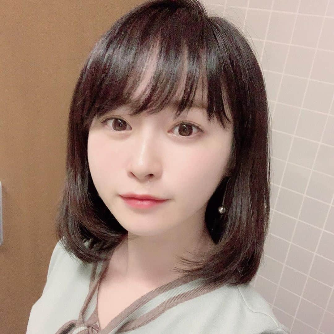 本谷亜紀さんのインスタグラム写真 - (本谷亜紀Instagram)「今年も山形ロケが無事に終了😊私の中の冬の風物詩🥺何も実績無かった8年前、事務所にも所属してない私を起用してくださり本当にありがとうございます😭 ㅤㅤㅤㅤㅤㅤㅤㅤㅤㅤㅤㅤㅤ 去年よりも明らかに噛まなくなったので、ロケが巻いて終わりました！これは明らかに17ライブで毎日配信してるからかなと。ライブ配信は本当に大変だけど、こうやって結果に現れてるのは嬉しいな👍普段自信が無い私も、これだけは誇れる特技かもしれません。 ㅤㅤㅤㅤㅤㅤㅤㅤㅤㅤㅤㅤㅤ それにしても雪の無い山形は不思議な気分でした。。今回はノスタルジアさんに可愛い衣装をお借りしました🎉明日からは名古屋ロケです❗️ ㅤㅤㅤㅤㅤㅤㅤㅤㅤㅤㅤㅤㅤ 1日三杯とかラーメン食べ続けても夜は夜でご飯美味しくておにぎりとかたくさん食べました😁日本酒の宝庫すぎて最高。。山形、、好きです。。👏 #ノスタルジア　@nostalgia_jp #テレビロケ　#ラーメンロケ　#ご当地ラーメン　#山形麺遊記　#パパイヤ鈴木　さん」1月17日 14時03分 - akichi0518_ramen