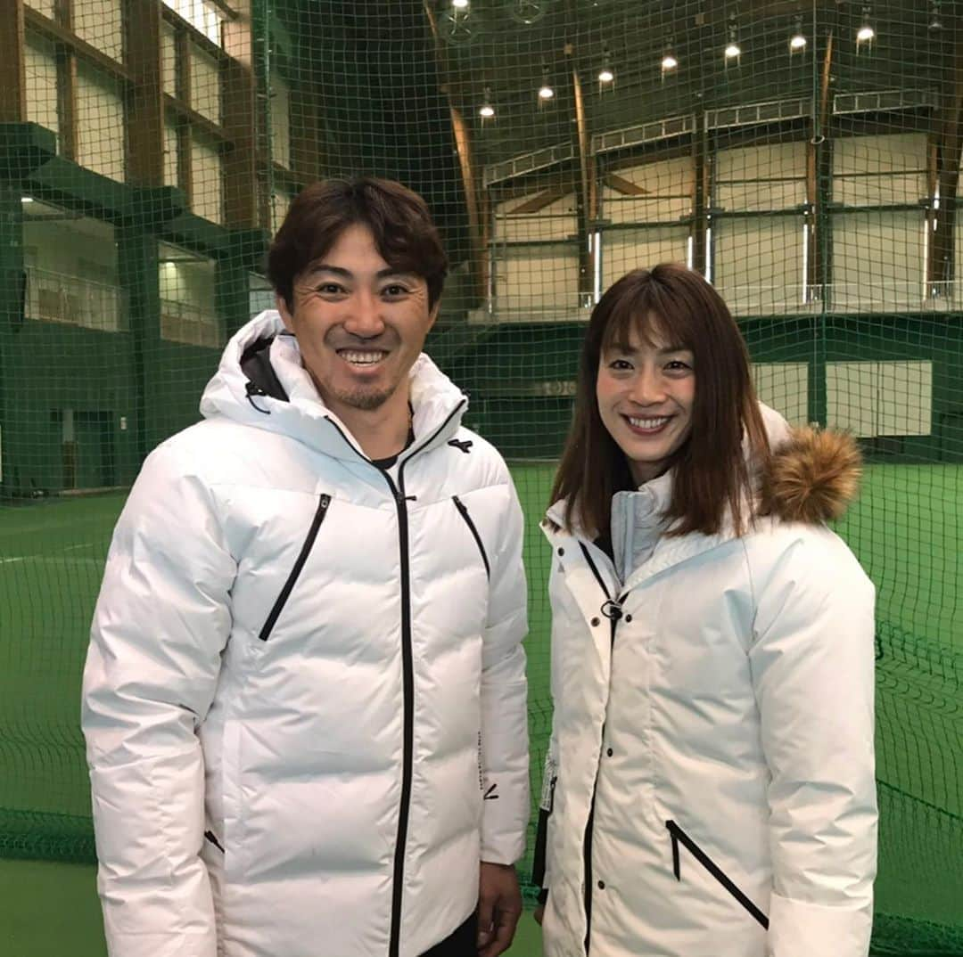 寺川綾さんのインスタグラム写真 - (寺川綾Instagram)「今日の報道ステーション。 スポーツコーナーでは、福岡ソフトバンクホークスの内川聖一選手の自主トレの様子をお伝えします⚾️ プロの世界で20年✨ コツコツ努力されていて本当に素晴らしいです😊 今夜の放送、ぜひご覧いただければと思います🎶 そして、インタビュー時のミズノのホワイトダウン、たまたま被って驚きでした🤣 #報道ステーション #スポーツ #福岡ソフトバンクホークス #内川聖一選手 #自主トレ #プロ生活20年 #尊敬 #お揃いダウン #ミズノ」1月17日 14時15分 - terakawaaya_official