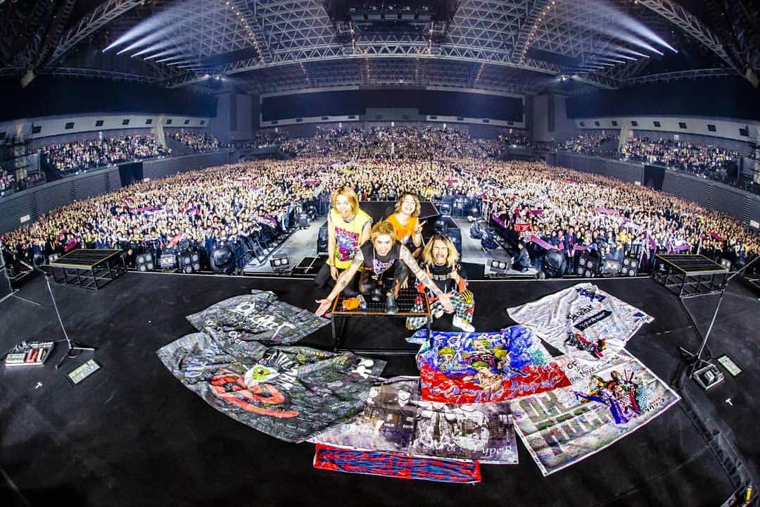 ONE OK ROCKさんのインスタグラム写真 - (ONE OK ROCKInstagram)「Thank you Fukuoka for the 4 unbelievable nights on this tour.  photo by @cazrowaoki #EYEOFTHESTORMJAPANTOUR #ONEOKROCK」1月17日 14時15分 - oneokrockofficial