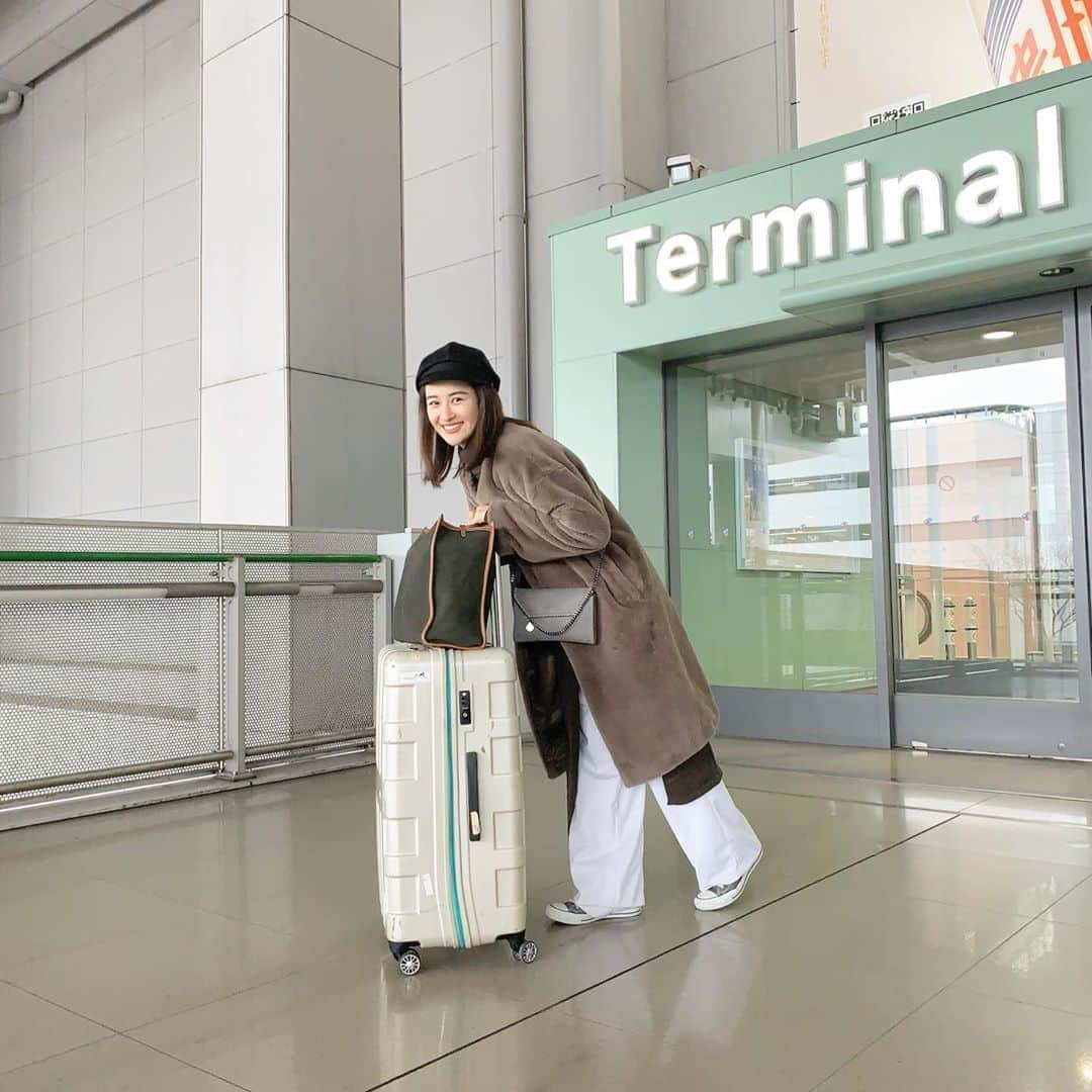 中瀬古ゆきなさんのインスタグラム写真 - (中瀬古ゆきなInstagram)「関西空港IN✈️🌸🌈 ・ 羽田→関空→海南島🇨🇳✨ 楽しみつつ気をつけながら。 いってきまーす！！☺️ ・ 今日は丸一日移動なので楽ちんスタイル✌️ @cachec_official のエコファーコート、 軽くて暖かいので機内で毛布になりました🥰笑 ふわっふわでほんとに心地よい素材🧡 国内外問わず旅行の時に必ず持っていく、 @levernis_official のBIGトートは 今回もお供します💕 とってもお気に入り🥺 素敵な旅になりますように。。🎵😌 ・ #trip #coordinate #ootd #outfit #cachec #levernis #photo #Hainan #pr #海南島 #女子旅 #TabiMUSE #カシェック @tabimuse」1月17日 14時13分 - yuch1129