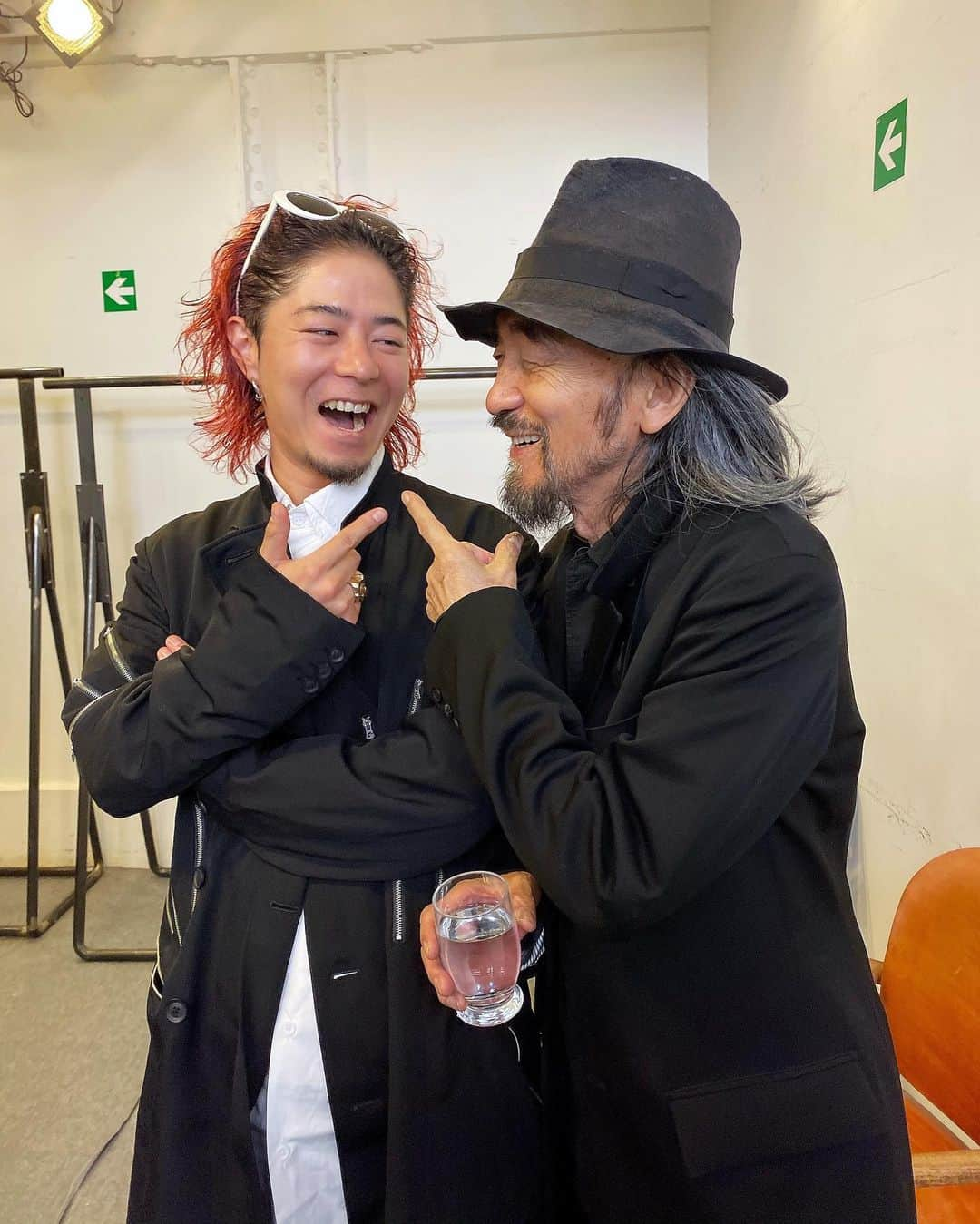 高木琢也さんのインスタグラム写真 - (高木琢也Instagram)「Yohji Yamamoto 76歳🕴 耀司さんに会うと男の生き様というか大和魂というか、闘ってる感じがして心打たれる。 とにかくちょーカッコいーの😳‼️ パリまで呼んでいただき本当にありがとうございました🙇‍♂️ ショーめっちゃカッコよかったです🖤 こんなにいい席をご用意していただき幸せです🤩 #YohjiYamamoto  #pariscollection  #fashion #show #山本耀司」1月17日 14時22分 - takagi_ocean