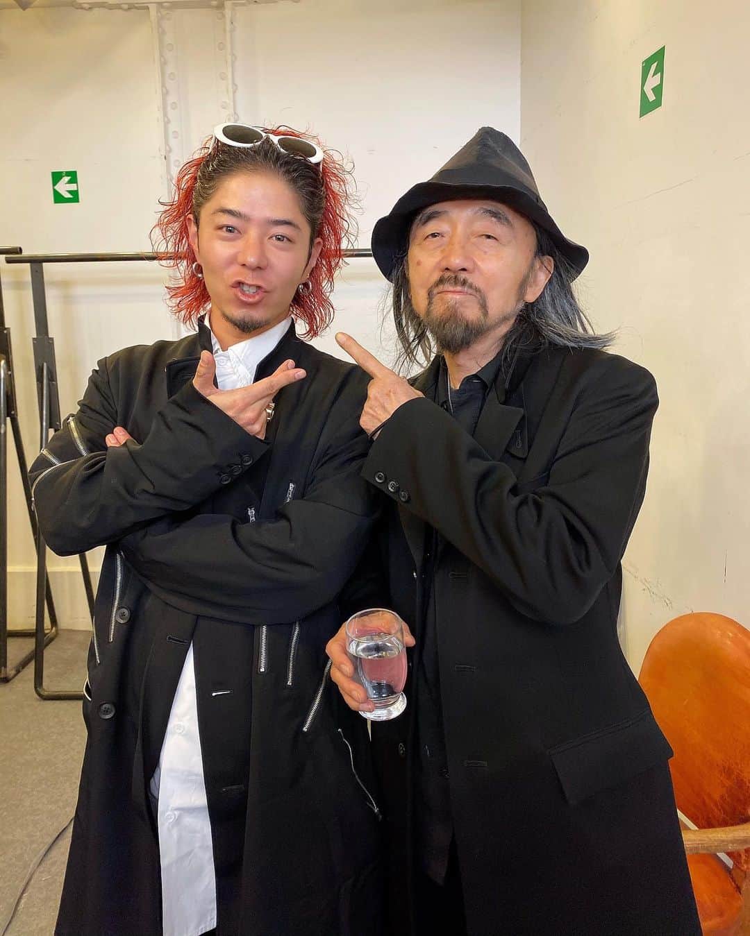 高木琢也さんのインスタグラム写真 - (高木琢也Instagram)「Yohji Yamamoto 76歳🕴 耀司さんに会うと男の生き様というか大和魂というか、闘ってる感じがして心打たれる。 とにかくちょーカッコいーの😳‼️ パリまで呼んでいただき本当にありがとうございました🙇‍♂️ ショーめっちゃカッコよかったです🖤 こんなにいい席をご用意していただき幸せです🤩 #YohjiYamamoto  #pariscollection  #fashion #show #山本耀司」1月17日 14時22分 - takagi_ocean