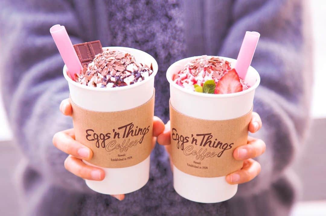EGGS ’N THINGS JAPANのインスタグラム：「ただいまの期間中、バレンタインにぴったりのドリンクが2種類販売中🌈❤️💜﻿ ﻿ ﻿ ほろ苦さと甘さが絶妙なカフェモカにEggs ’n Things オリジナルホイップクリームとチョコレートソース・刻みチョコレートをまぶした『トリプルチョコレートモカ』とさらにイチゴ風味に仕上げた『フレッシュストロベリーモカ』はバレンタインシーズンにぴったりの甘く可愛らしいホットドリンクです🧚🏻‍♀️🧚🏻‍♀️﻿ ﻿ ================﻿ ﻿ 『 #トリプルチョコレートモカ 』﻿ ﻿ 販売価格：¥650（税別）﻿ 販売期間：1月16日（木）〜2月27日（木）﻿ 取扱店舗：国内全店舗﻿ ※ Eggs ’n Things ららぽーと名古屋みなとアクルス店及びEggs ’n Things CoffeeではTallサイズ550円（税別）で販売いたします。﻿ ﻿ ﻿ 『 #フレッシュストロベリーモカ 』﻿ ﻿ 販売価格：¥680（税別）﻿ 販売期間：1月16日（木）〜2月27日（木）﻿ 取扱店舗：国内全店舗﻿ ※ Eggs ’n Things ららぽーと名古屋みなとアクルス店及びEggs ’n Things CoffeeではTallサイズ580円（税別）で販売いたします。﻿ ﻿ ﻿ ================﻿ ﻿ #エッグスンシングス #エッグスン #パンケーキ #ランチ #カフェ巡り #東京グルメ #関西グルメ #日本美食 #東京美食 #東京カフェ #名古屋グルメ #仙台グルメ #チョコレート #バレンタイン  #カフェ #eggsnthings #eggsn #pancake #hawaii #harajuku #instafood #cafe #foodstagram #lunch #cafe」