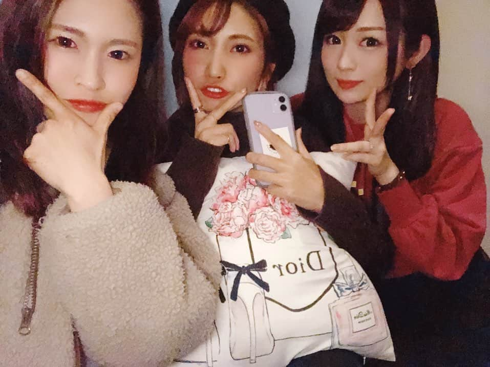 みなたろのインスタグラム：「ふれんず❤︎.* 久しぶりのプライベート飲み💋 ガチャポンのライトで自撮りしたら盛れるよって 急にネタはじめるゆのさん。ギャグ線たかすぎ最高👏 . #鹿児島#女子会楽しい#同級生飲み  #自販機の前でインカメしたらめちゃ盛れるって知った日」