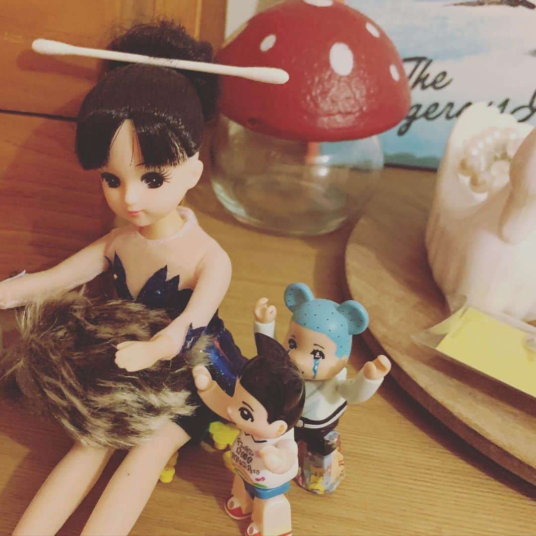 五月女ケイ子のインスタグラム：「毎晩、はるが、綿棒と人形でオブジェを作りながら、綿棒を渡してくれます。」