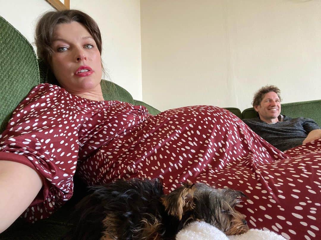 ミラ・ジョヴォヴィッチのインスタグラム：「For those of you who don’t know me, I’m about to have our 3rd baby and I’m SO GRATEFUL for being pregnant again, especially at my age and I thank god everyday for blessing me, but Oh my lord am I ready to have this baby. 😂 2 weeks and change till we welcome our new little human and as every woman in history who has ever had a baby knows well, the last month is SO HARD! Ladies, what are some of your most uncomfortable memories from the last month before delivery? I mean, i seriously gotta relate to some mama’s for a second! I’m fully elephant ankles, back pain, hips hurt, running to the bathroom every 15 minutes. And sleep? Forget it. Which is so annoying because if the baby is a screamer like our eldest was, we won’t be seeing the back of our eyes for the next few years!😅 Tbh, bring it on because as long as I can stretch again and go to the gym again and just be able to simply put my socks on again without turning red from effort, I think I’ll be able to handle anything. The only positive is this awesome dress by @asos which i love and is so cool and comfy, but I’m wearing it so much because i only have a few nice maternity dresses! 2 weeks and change people. Let’s do this.✊🏼😎」