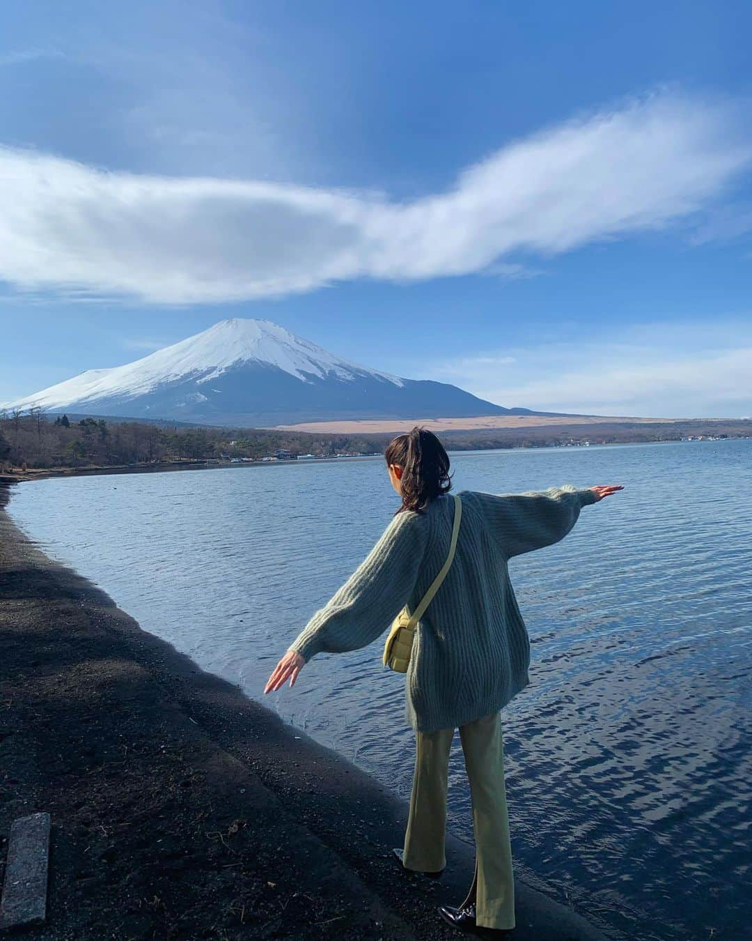 新木優子さんのインスタグラム写真 - (新木優子Instagram)「私服  knit & pants : @snidel_official  long T shirt : @hanes_japan  shoes : @coach  bag : @bottegaveneta」1月17日 14時43分 - yuuuuukko_