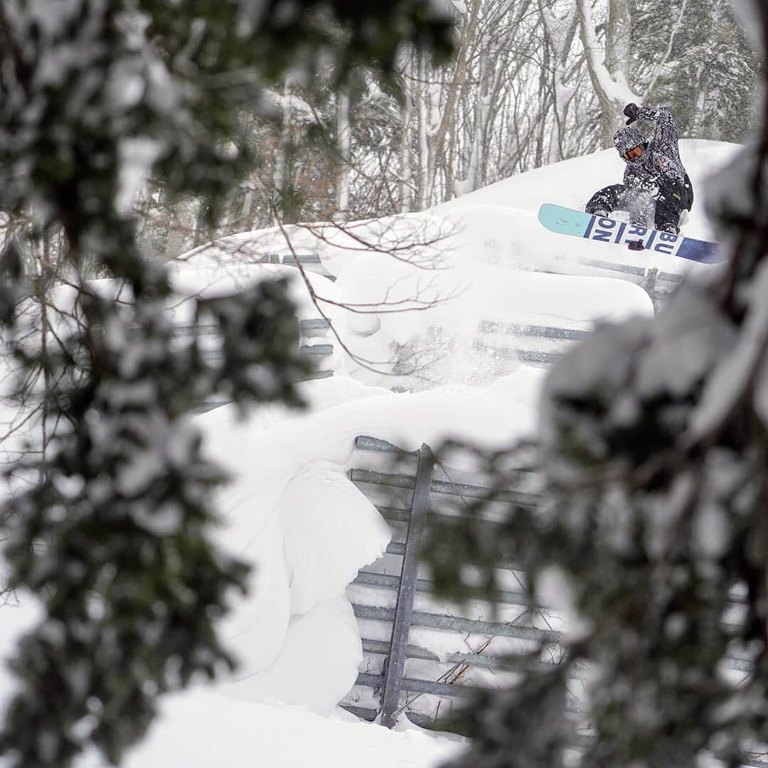 Burton Japanさんのインスタグラム写真 - (Burton JapanInstagram)「雪山の木々をカモフラ風にアレンジしたプリントが◎ 元ネタはブロットの写真です。いつも以上に冬と同化しましょう。 #Winter2020Burton #joysnowboardfilm」1月17日 14時49分 - burtonjapan