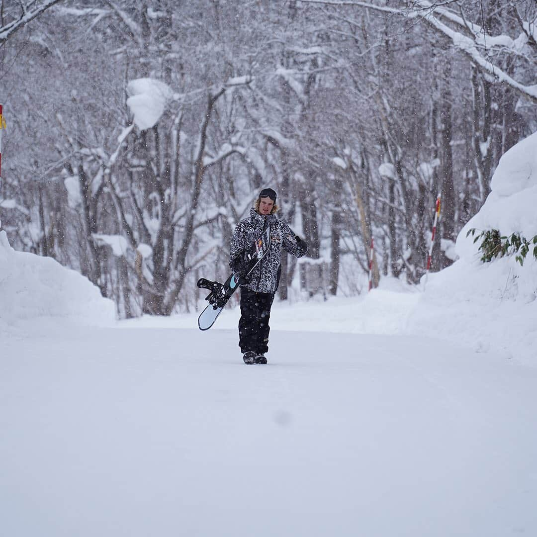 Burton Japanさんのインスタグラム写真 - (Burton JapanInstagram)「雪山の木々をカモフラ風にアレンジしたプリントが◎ 元ネタはブロットの写真です。いつも以上に冬と同化しましょう。 #Winter2020Burton #joysnowboardfilm」1月17日 14時49分 - burtonjapan