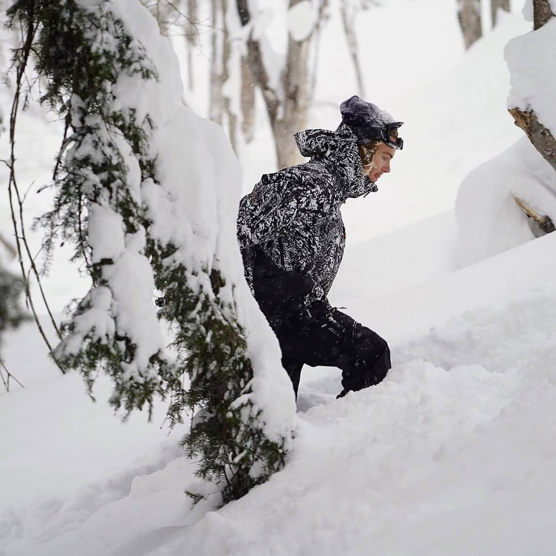 のインスタグラム：「雪山の木々をカモフラ風にアレンジしたプリントが◎ 元ネタはブロットの写真です。いつも以上に冬と同化しましょう。 #Winter2020Burton #joysnowboardfilm」