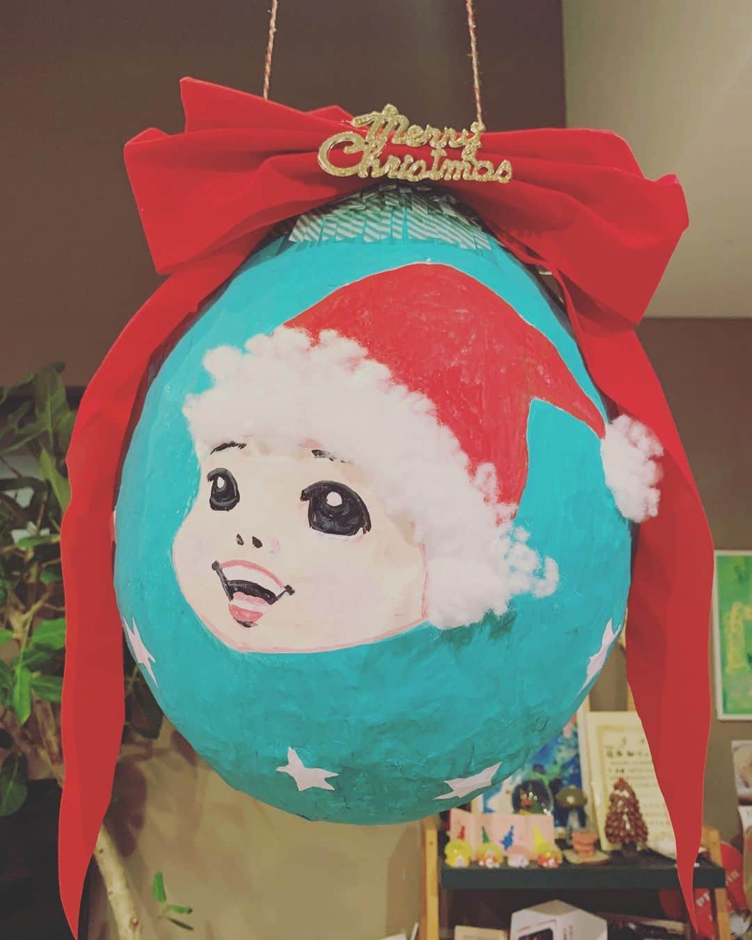 五月女ケイ子のインスタグラム：「だいぶ前にバレエのクリスマス会用に作ったピニャータです。」