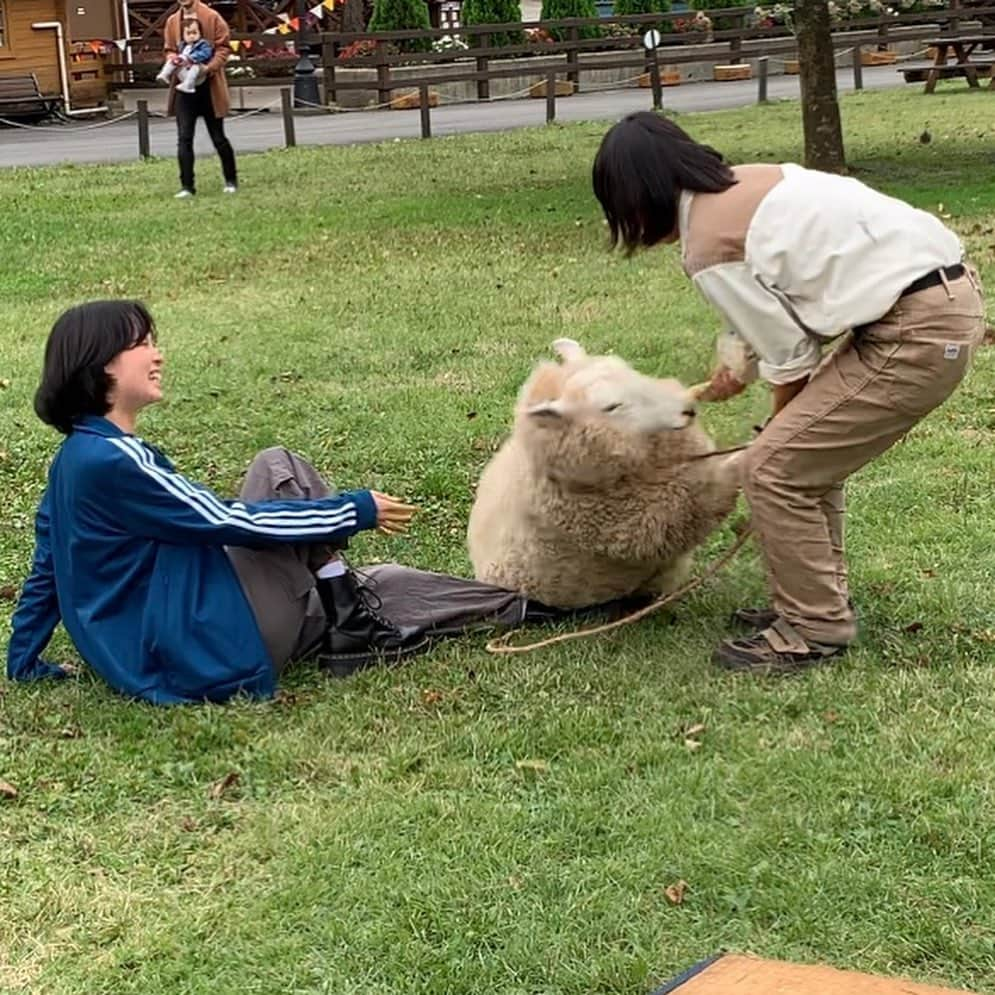 岡奈なな子（おかなちゃん）さんのインスタグラム写真 - (岡奈なな子（おかなちゃん）Instagram)「羊の下敷きになって足抜けなくなったり夕暮れの富士山見てエモーショナルな気持ちになったり晩ご飯に水炊き食べたり今年もキャンプしようなあ🏕るきちゃん！」1月17日 15時01分 - okanananako_