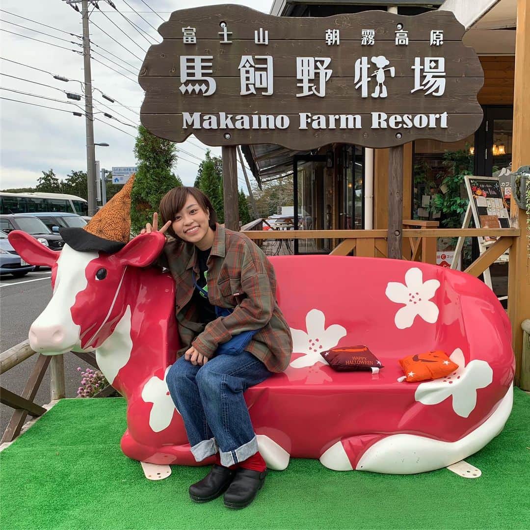 岡奈なな子（おかなちゃん）さんのインスタグラム写真 - (岡奈なな子（おかなちゃん）Instagram)「羊の下敷きになって足抜けなくなったり夕暮れの富士山見てエモーショナルな気持ちになったり晩ご飯に水炊き食べたり今年もキャンプしようなあ🏕るきちゃん！」1月17日 15時01分 - okanananako_