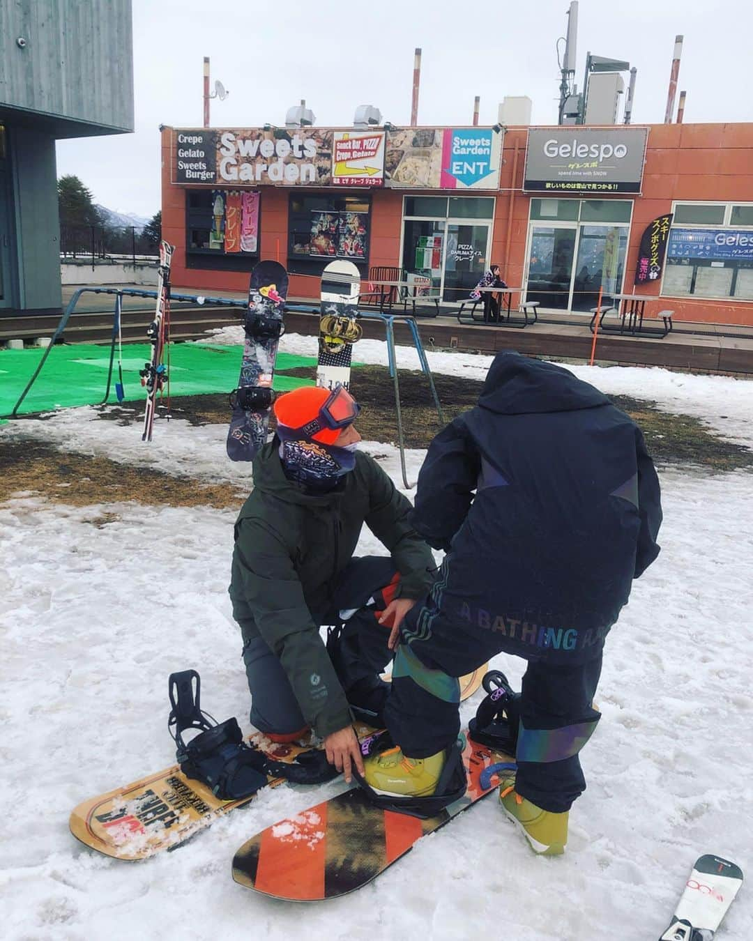 エリイ さんのインスタグラム写真 - (エリイ Instagram)「冬の大恒例⛷ 真木蔵人さんがアテンドしてくれる雪山 #真木蔵人」1月17日 15時11分 - elliechimpom