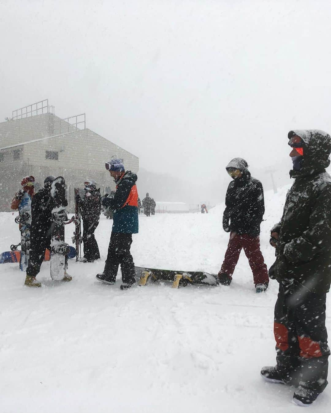 エリイ さんのインスタグラム写真 - (エリイ Instagram)「冬の大恒例⛷ 真木蔵人さんがアテンドしてくれる雪山 #真木蔵人」1月17日 15時11分 - elliechimpom