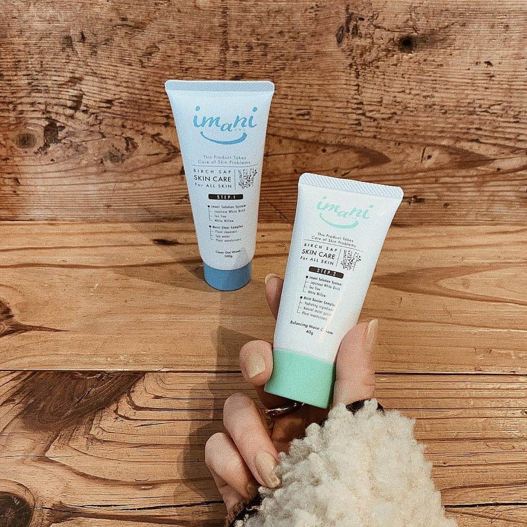 ___mikik___さんのインスタグラム写真 - (___mikik___Instagram)「コスメレポ ⠀ ✔︎ imani クリアジェルウォッシュ & バランシングモイストクリーム ⠀  ニキビ予防とデリケートな肌を考えて生まれた低刺激処方のシンプル2ステップスキンケアブランドのimani (イマニ)が誕生するということで、お試しさせていただいています🌿 ⠀ ストーリーズでは度々載せていますが、肌荒れにかなり悩まされてきた私のお肌。 ⠀ 肌が敏感な時に強い刺激のあるものを使うと真っ赤になったり余計に荒れたりするので、こういった低刺激かつニキビに有効な成分が配合されているスキンケアは助かります😌 ⠀ 今はだいぶお肌も健康的になってきましたが、たまにニキビもできるのでそういった時に使っています𓂃. ⠀ 私の好きなティーツリーやツボクサも配合されているのも嬉しい 𓇣 ⠀ 1/16からインターネット通販にて定期販売がstartするみたいなので是非チェックしてみてください☑︎ ⠀ ⠀  #imani#イマニ#みんなのコスメ研究部#pr @mcosken」1月17日 15時13分 - ___mikik___
