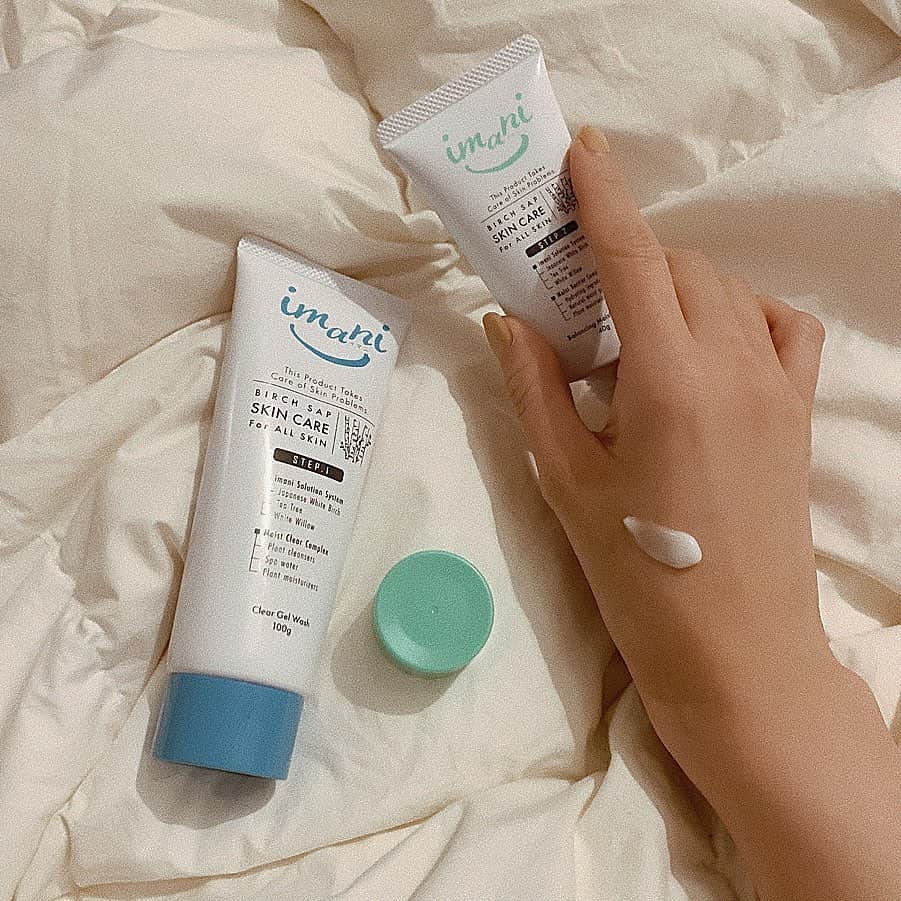 ___mikik___さんのインスタグラム写真 - (___mikik___Instagram)「コスメレポ ⠀ ✔︎ imani クリアジェルウォッシュ & バランシングモイストクリーム ⠀  ニキビ予防とデリケートな肌を考えて生まれた低刺激処方のシンプル2ステップスキンケアブランドのimani (イマニ)が誕生するということで、お試しさせていただいています🌿 ⠀ ストーリーズでは度々載せていますが、肌荒れにかなり悩まされてきた私のお肌。 ⠀ 肌が敏感な時に強い刺激のあるものを使うと真っ赤になったり余計に荒れたりするので、こういった低刺激かつニキビに有効な成分が配合されているスキンケアは助かります😌 ⠀ 今はだいぶお肌も健康的になってきましたが、たまにニキビもできるのでそういった時に使っています𓂃. ⠀ 私の好きなティーツリーやツボクサも配合されているのも嬉しい 𓇣 ⠀ 1/16からインターネット通販にて定期販売がstartするみたいなので是非チェックしてみてください☑︎ ⠀ ⠀  #imani#イマニ#みんなのコスメ研究部#pr @mcosken」1月17日 15時13分 - ___mikik___