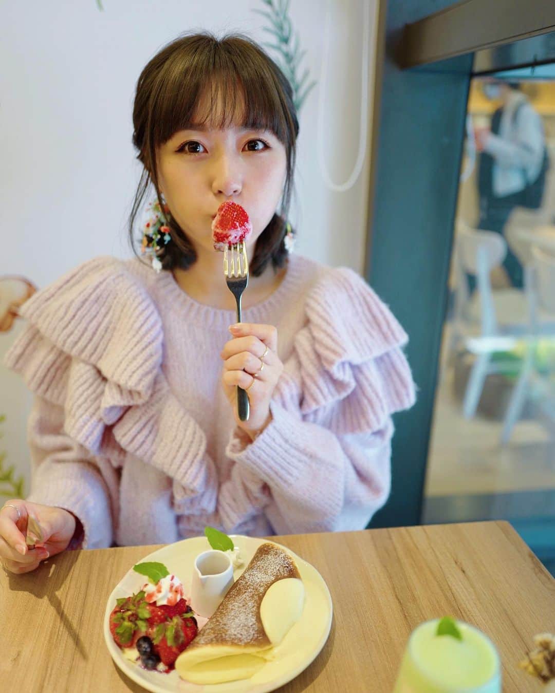 Miss Hunnyのインスタグラム：「人在台北，拜訪人氣排隊店屋莎(˶‾᷄ ⁻̫ ‾᷅˵) 其實還有信義Ａ８、松菸店可以去，但我之後還有行程，所以選擇了京站店😌 他們家的鬆餅🥞都是現點現做，每小時限量20個！吃下去就發現「就算要排隊也是值得的！」雲朵☁pancake果然綿密細緻又鬆軟！湯丼飯我選了黑松露的口味，加了湯也沒有蓋過松露的香氣。🍔的芝士更是在客人面前熱熔，再淋上熱烘烘的「芝士瀑布」🧀🧀🧀 滿足😌舒服😌元氣滿滿的午餐٩(˃̶͈̀௰˂̶͈́)و期待下次到台北再光顧❤ @woosapancake  #屋莎鬆餅屋#台北美食 #來台必吃」