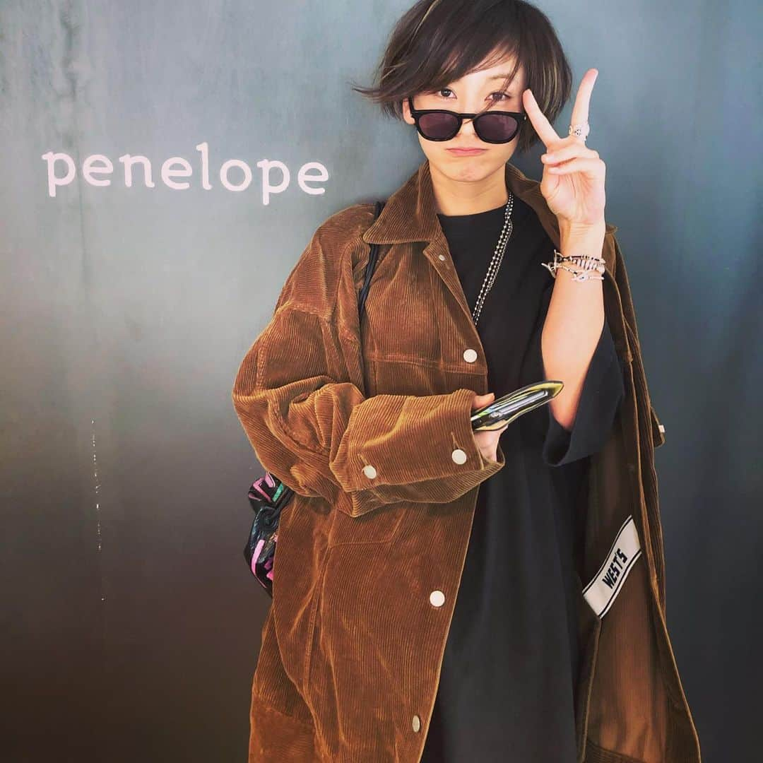 西山茉希さんのインスタグラム写真 - (西山茉希Instagram)「ペネロピる午後。  @penelopetokyo  #ネイル #チェンジ #表参道  海行きたいなぁーってことで、 海色にしました。  #海欲 #グラデーション #5ブルーズ  ピカピカの太陽と、 スケスケの海。  #叶えよう #2020」1月17日 15時34分 - maki.nshiyama50