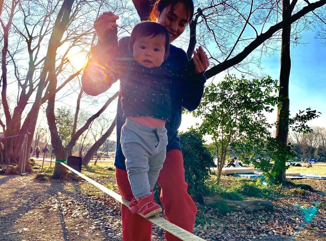 福田恭巳のインスタグラム：「My daughter on the slackline😁  足が前に出るようになってきました！ お腹のぽっこりがはみ出てますが笑  #スラックライン #slackline #slacklife #gibbonslacklines  #福田恭巳 #ママアスリート #女の子ママ #1歳4ヶ月 #16ヶ月 #体幹トレーニング #バランス #朝霞の森」