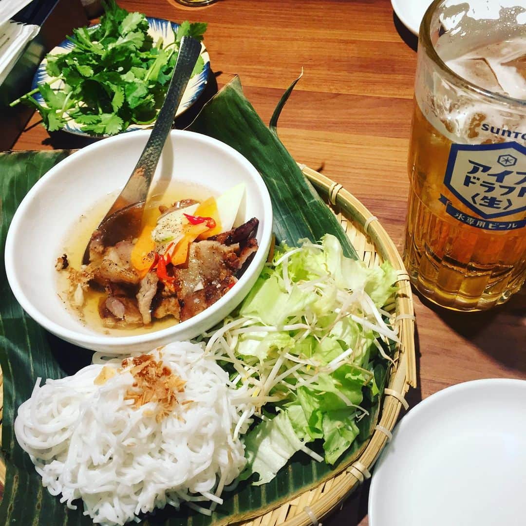田井弘子さんのインスタグラム写真 - (田井弘子Instagram)「パクチー好きには、嬉しいベトナム料理のお店にお誘い頂き行って来ましたー☆  役者同士で今年の抱負で話も盛り上がり、美味しい時間でしたー！  もちろん、追加パクチーもしましたよ(^^) #バインセオサイゴン新宿  #ベトナム料理  #パクチー #氷生ビール  #ブンチャー (ベトナムつけめん) #バインコット (ベトナム風たこ焼き )」1月17日 15時32分 - hirokotai