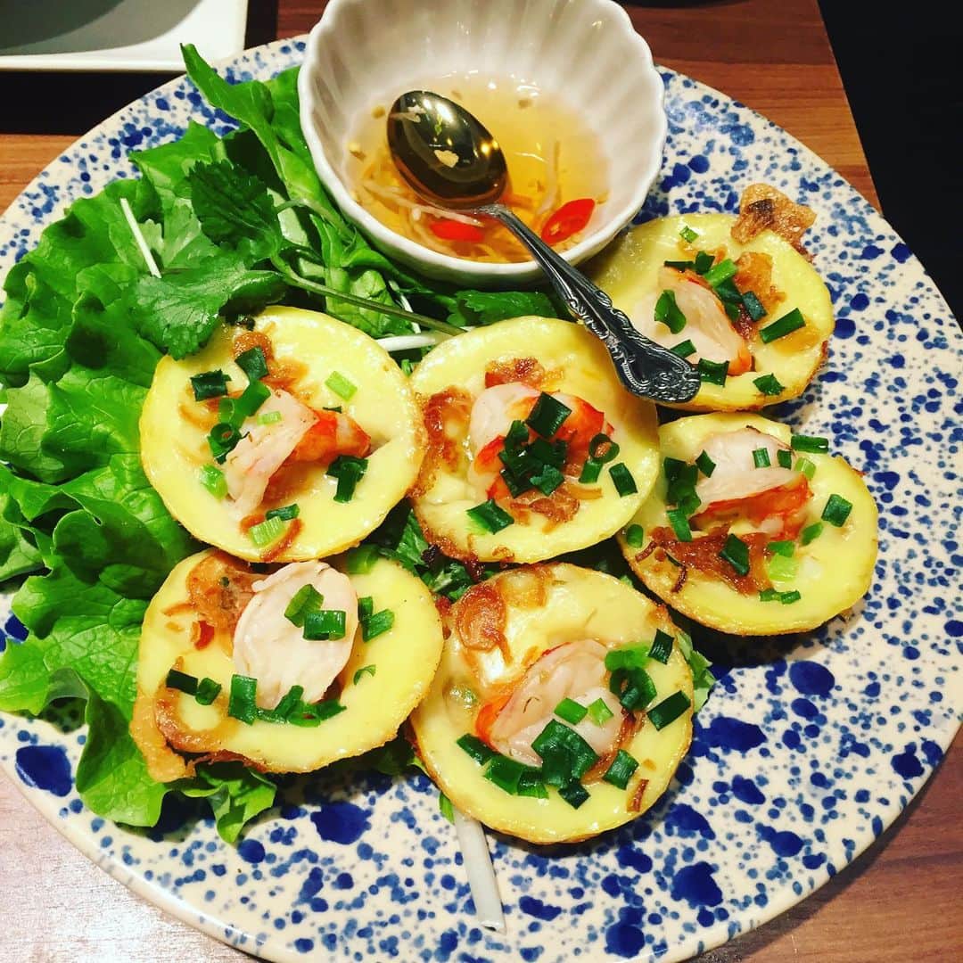 田井弘子さんのインスタグラム写真 - (田井弘子Instagram)「パクチー好きには、嬉しいベトナム料理のお店にお誘い頂き行って来ましたー☆  役者同士で今年の抱負で話も盛り上がり、美味しい時間でしたー！  もちろん、追加パクチーもしましたよ(^^) #バインセオサイゴン新宿  #ベトナム料理  #パクチー #氷生ビール  #ブンチャー (ベトナムつけめん) #バインコット (ベトナム風たこ焼き )」1月17日 15時32分 - hirokotai