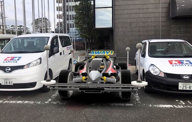 のインスタグラム：「Those pictures are virtual.﻿ ※画像のミニ四駆はバーチャルです﻿ ﻿ 話題のアプリ「ミニ四駆 超速グランプリ』ARモードの32倍で撮影してみました。これ凄く楽しいです😊🌟 ﻿ ﻿ #超速GP﻿ #バンキッシュ ﻿ #タミヤ本社ロビー ﻿ #実車エアロアバンテ ﻿ #タミヤ社用車 ﻿ #ミニ四駆 ﻿ #mini4wd」